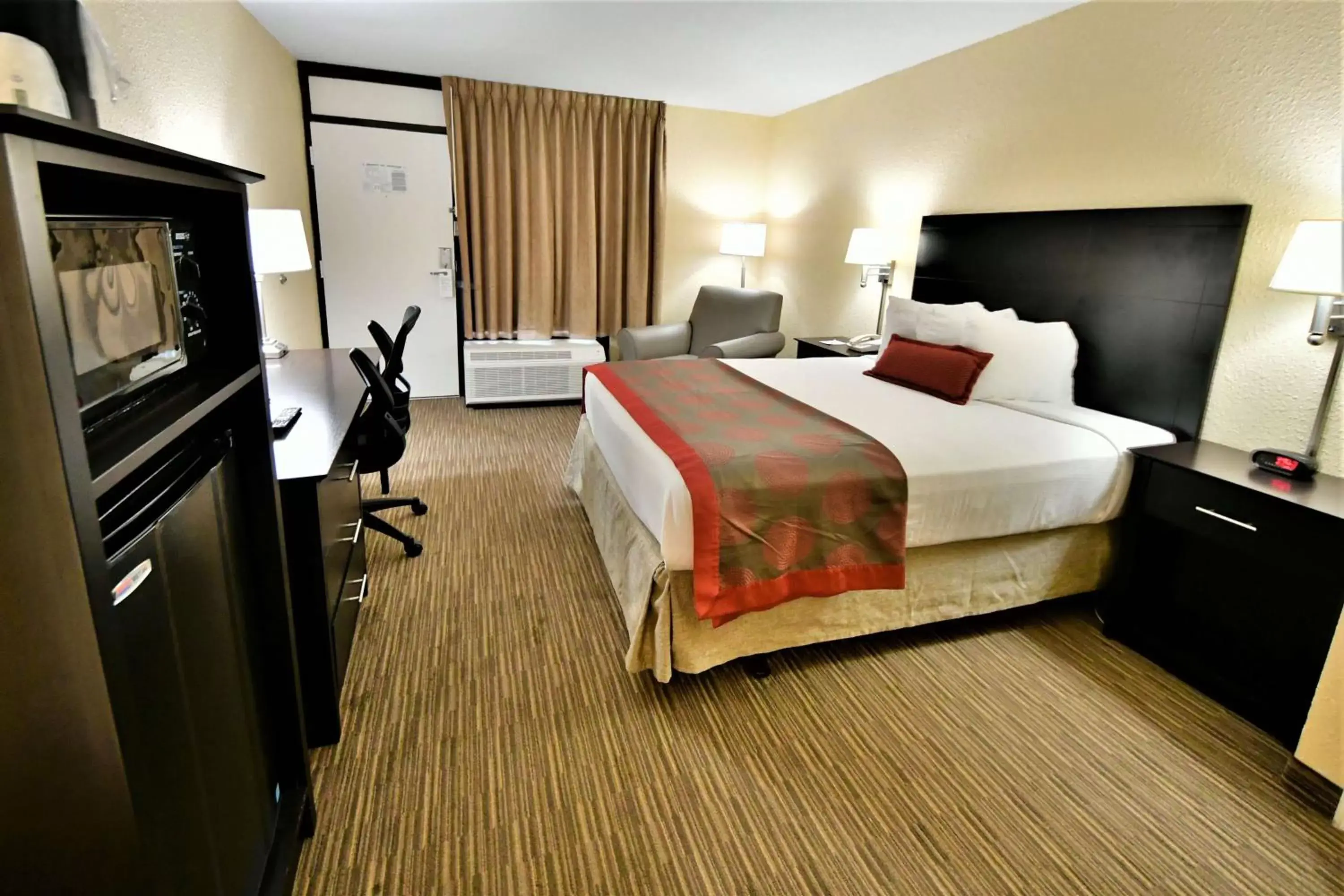 Photo of the whole room, Bed in Ramada by Wyndham Jacksonville Hotel & Conference Center