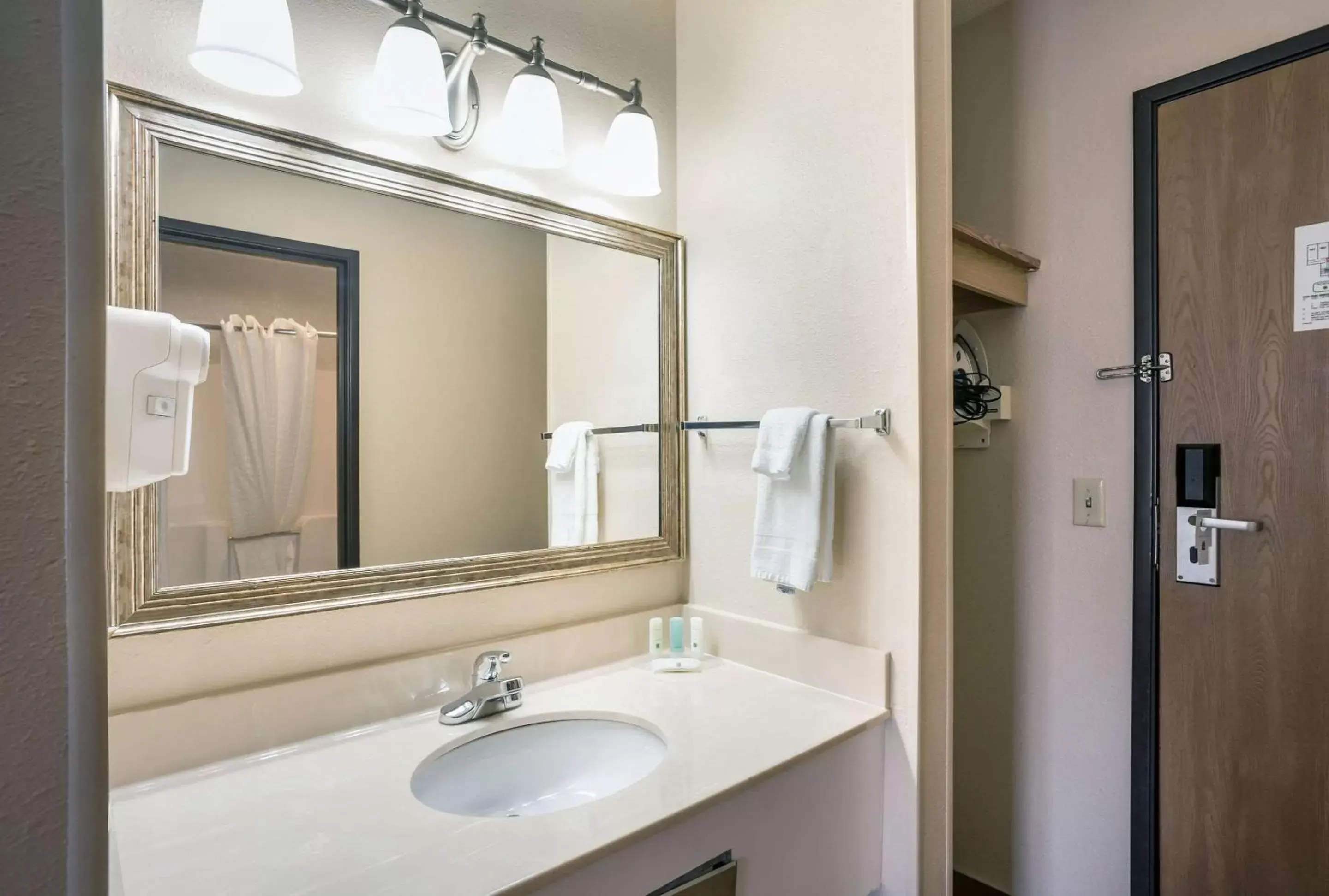 Photo of the whole room, Bathroom in Quality Inn Cedar Rapids South