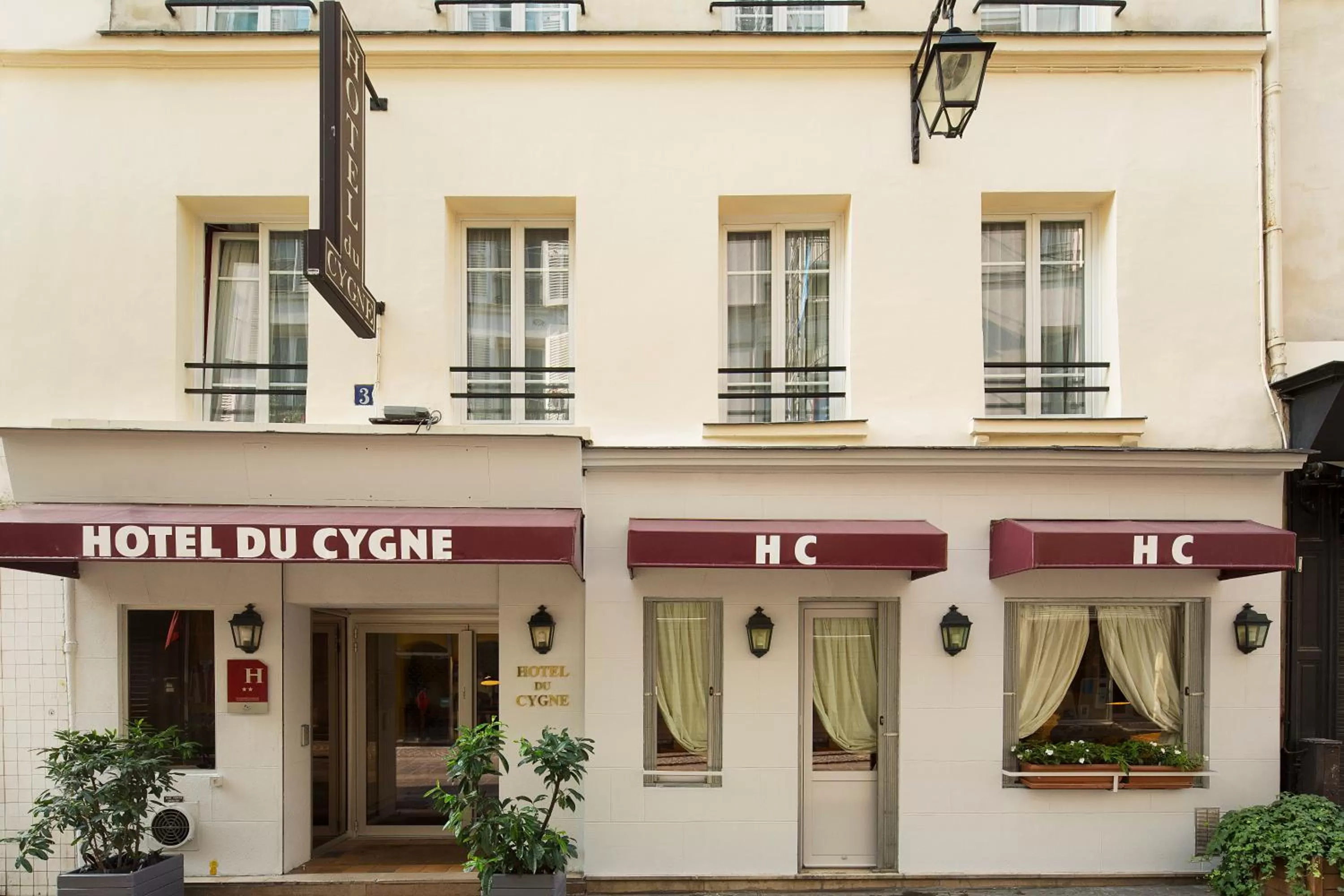 Facade/entrance in Hôtel du Cygne Paris