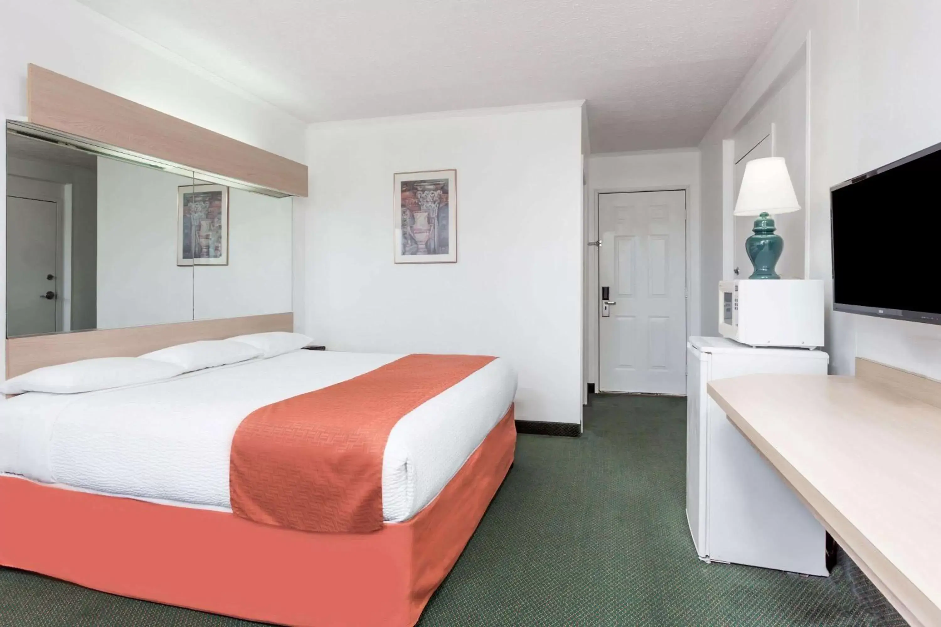 Photo of the whole room, Bed in Microtel Inn by Wyndham Athens Photo of the whole room, Bed in Microtel Inn by Wyndham Athens