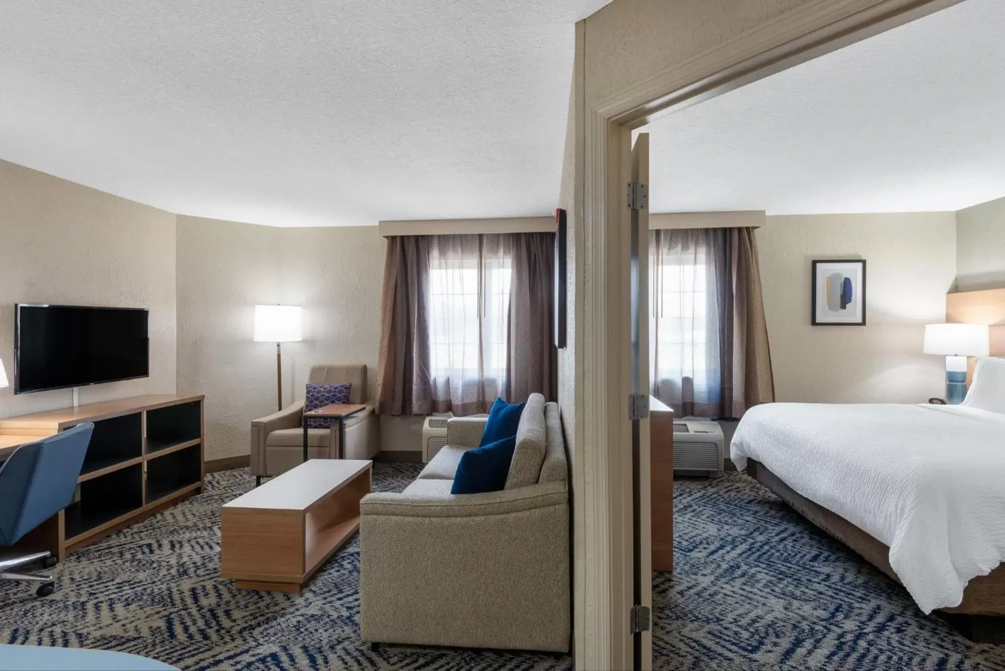 Bedroom, TV/Entertainment Center in Candlewood Suites Chesapeake-Suffolk, an IHG Hotel