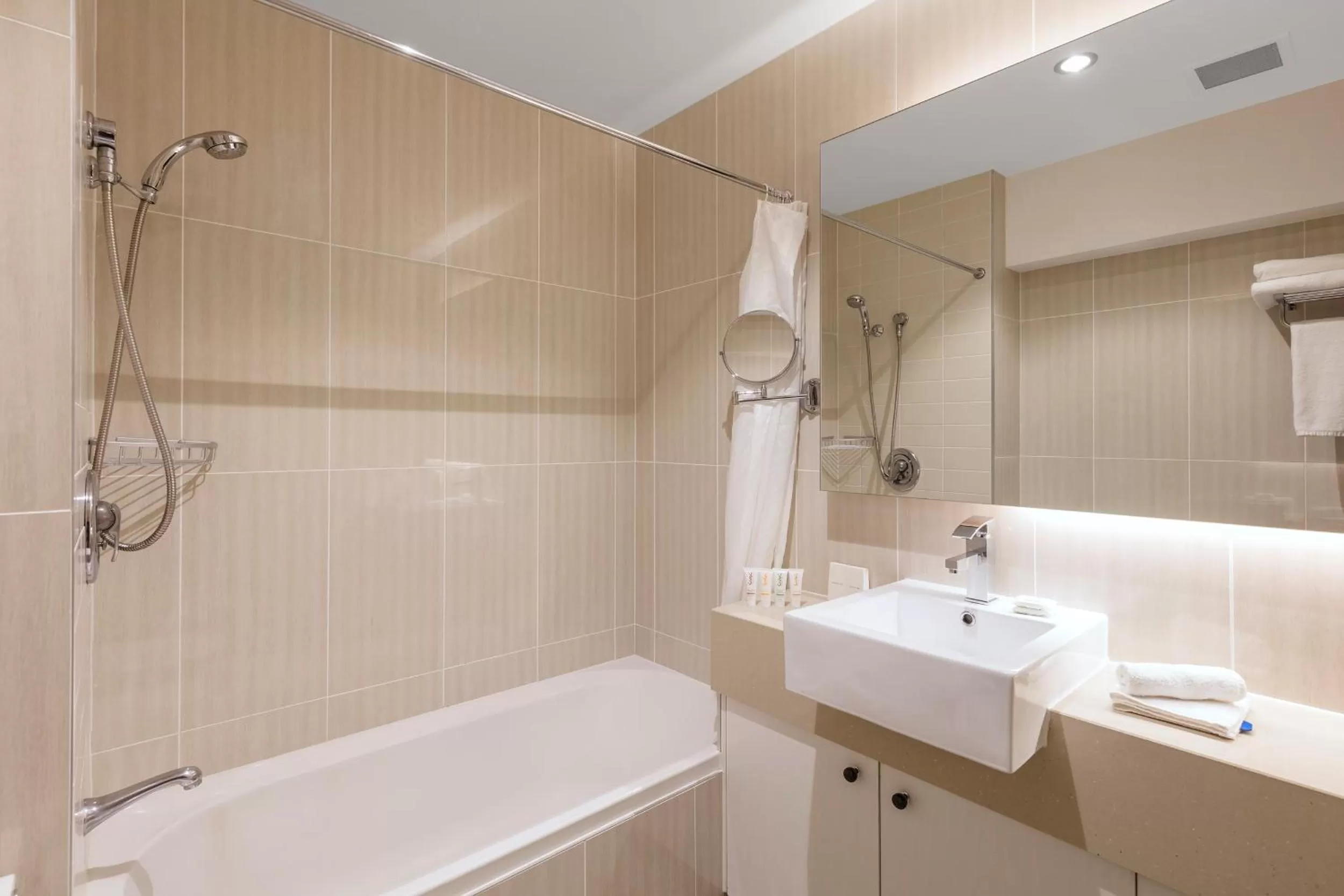 Bathroom in Hotel Diana Woolloongabba