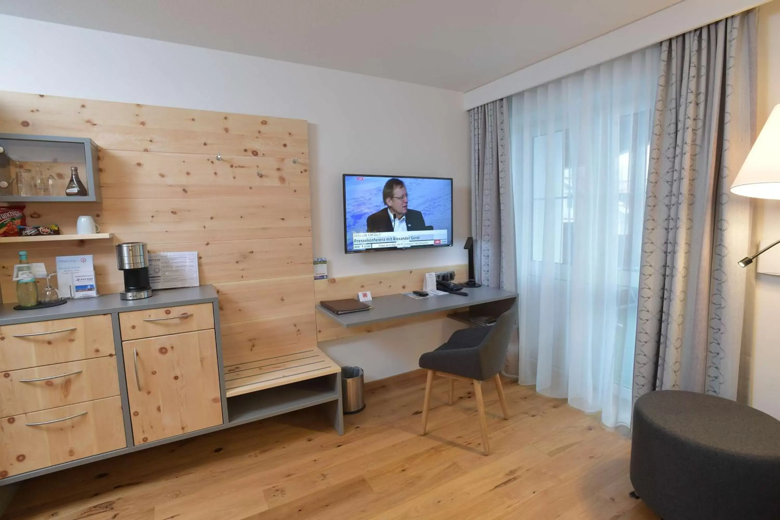 Bedroom, TV/Entertainment Center in Best Western Plus Hotel Alpenhof