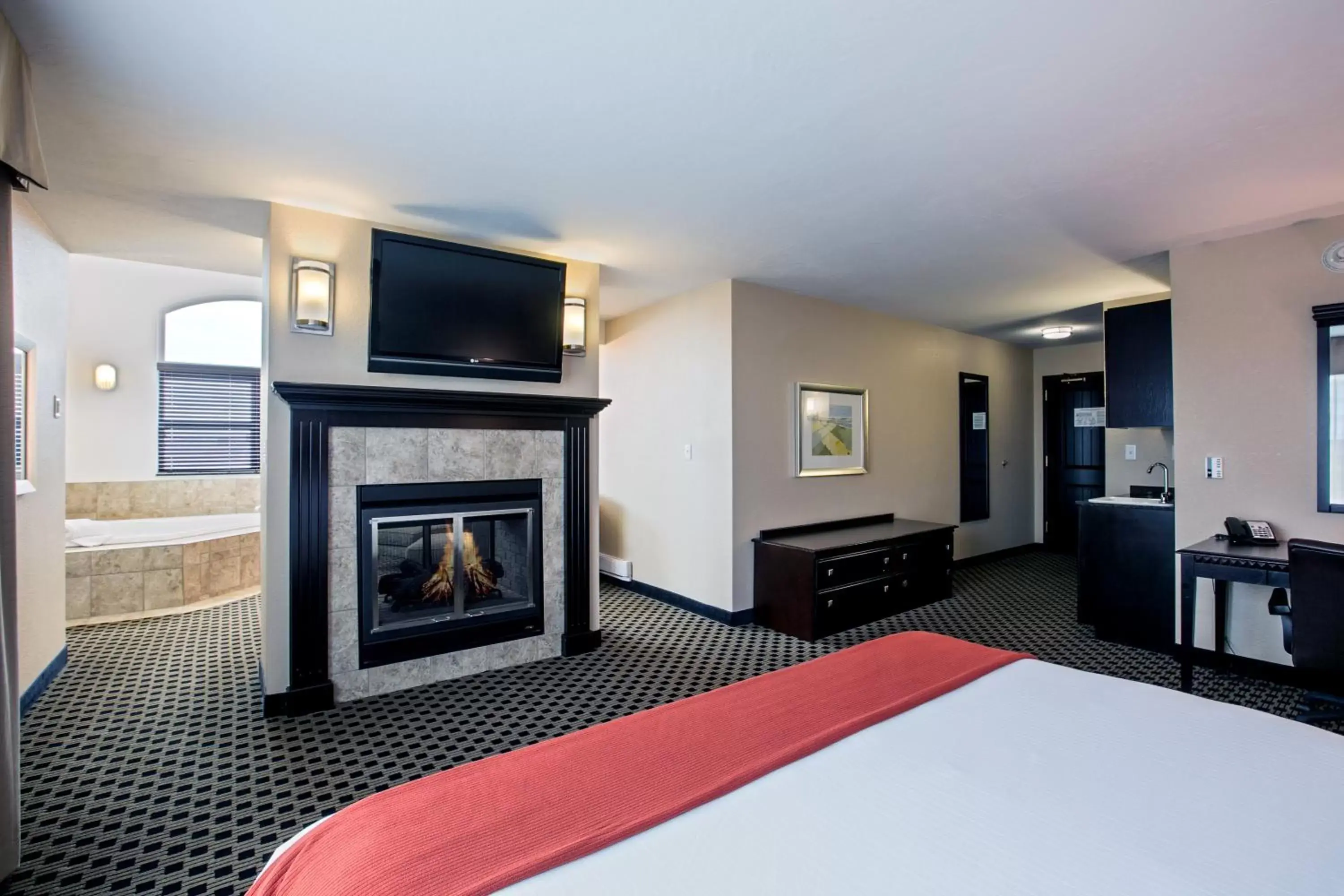 Photo of the whole room, TV/Entertainment Center in Holiday Inn Express & Suites - Green Bay East, an IHG Hotel