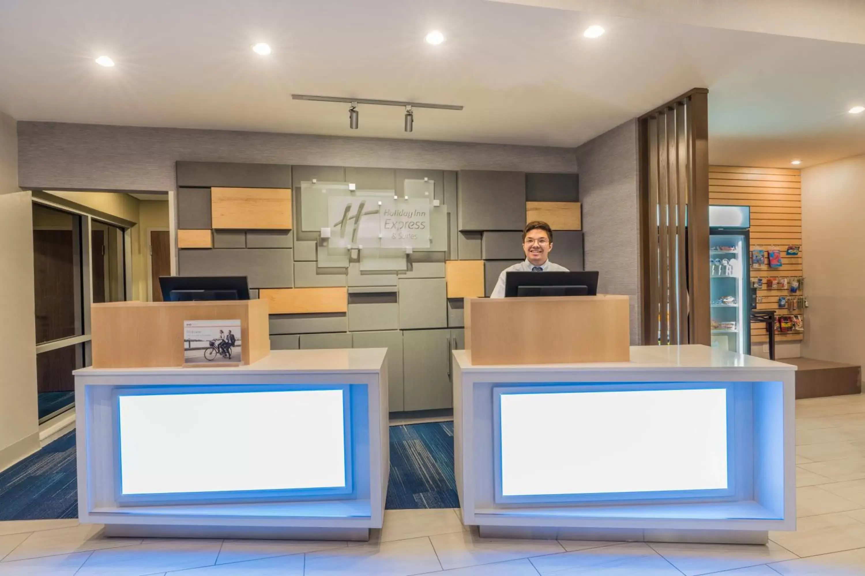 Property building, Kitchen/Kitchenette in Holiday Inn Express & Suites Lake Havasu - London Bridge, an IHG Hotel