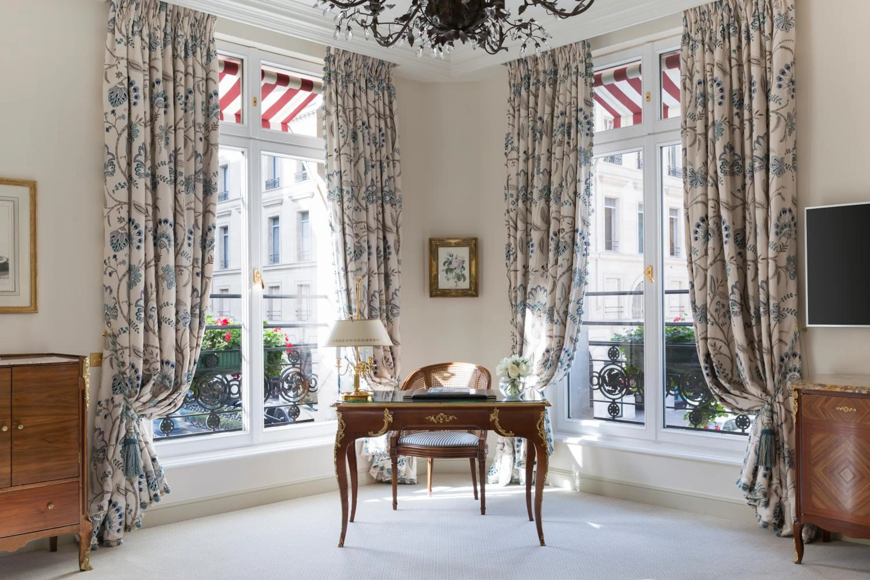 Seating area in Le Bristol Paris, Oetker Hotels