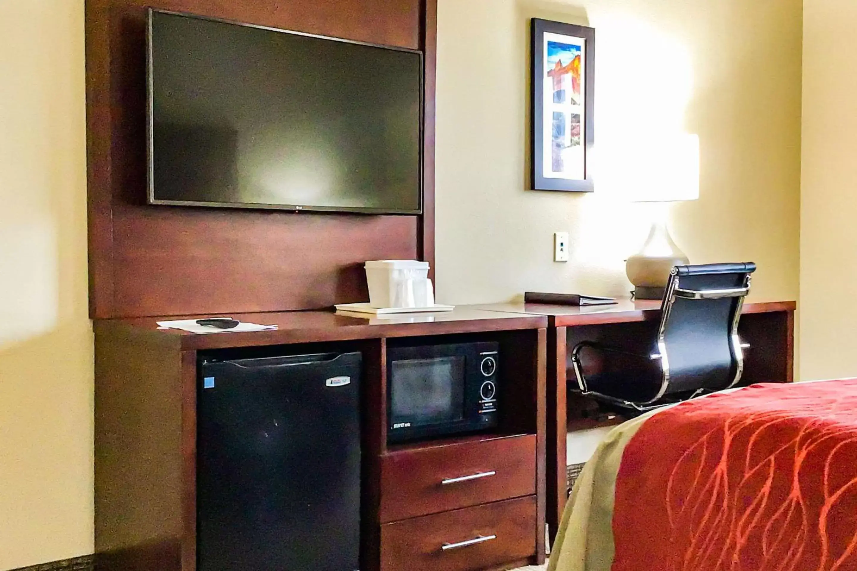 Bedroom, TV/Entertainment Center in Comfort Inn and Suites Yuma I-8