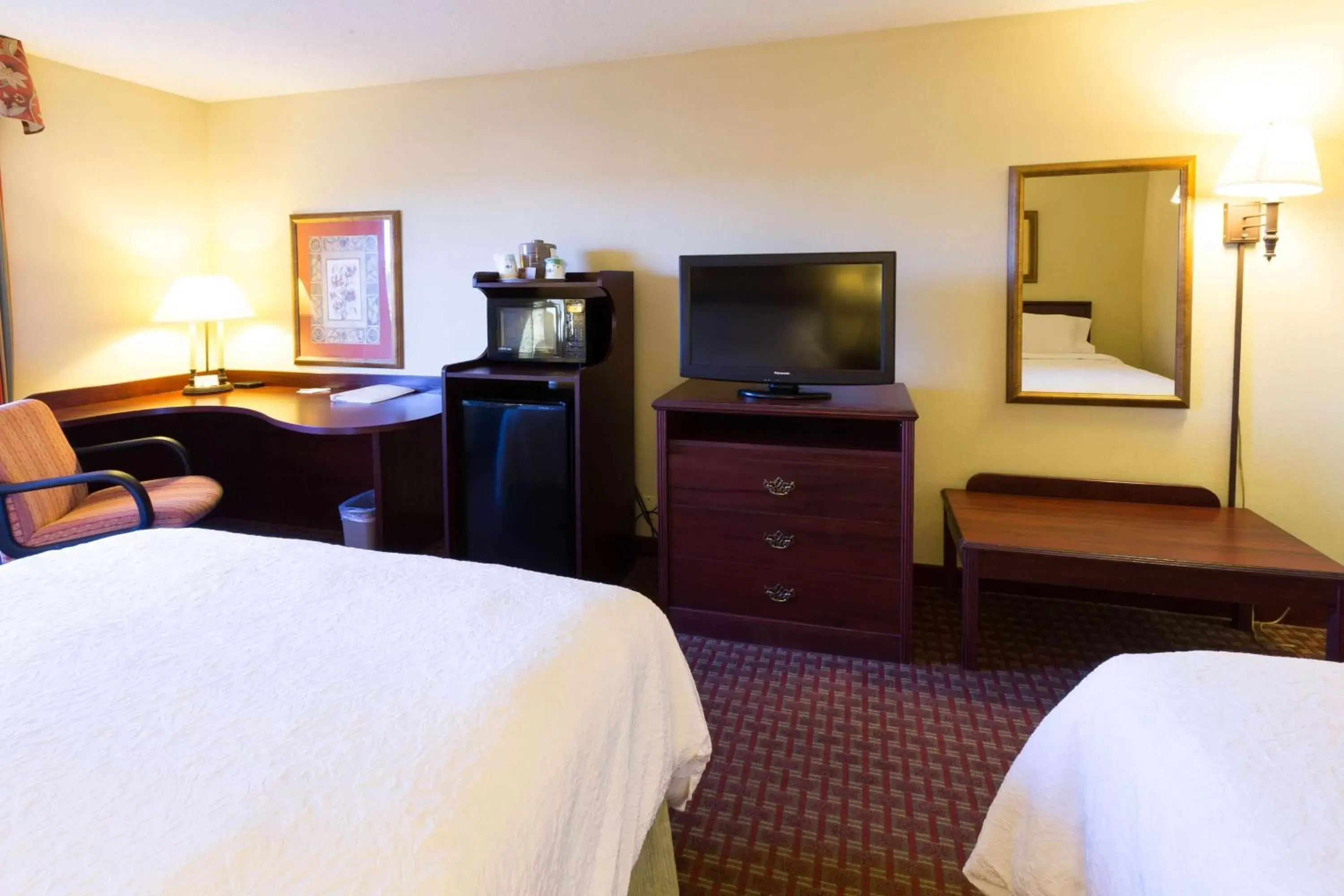 Bed, TV/Entertainment Center in Hampton Inn Washington