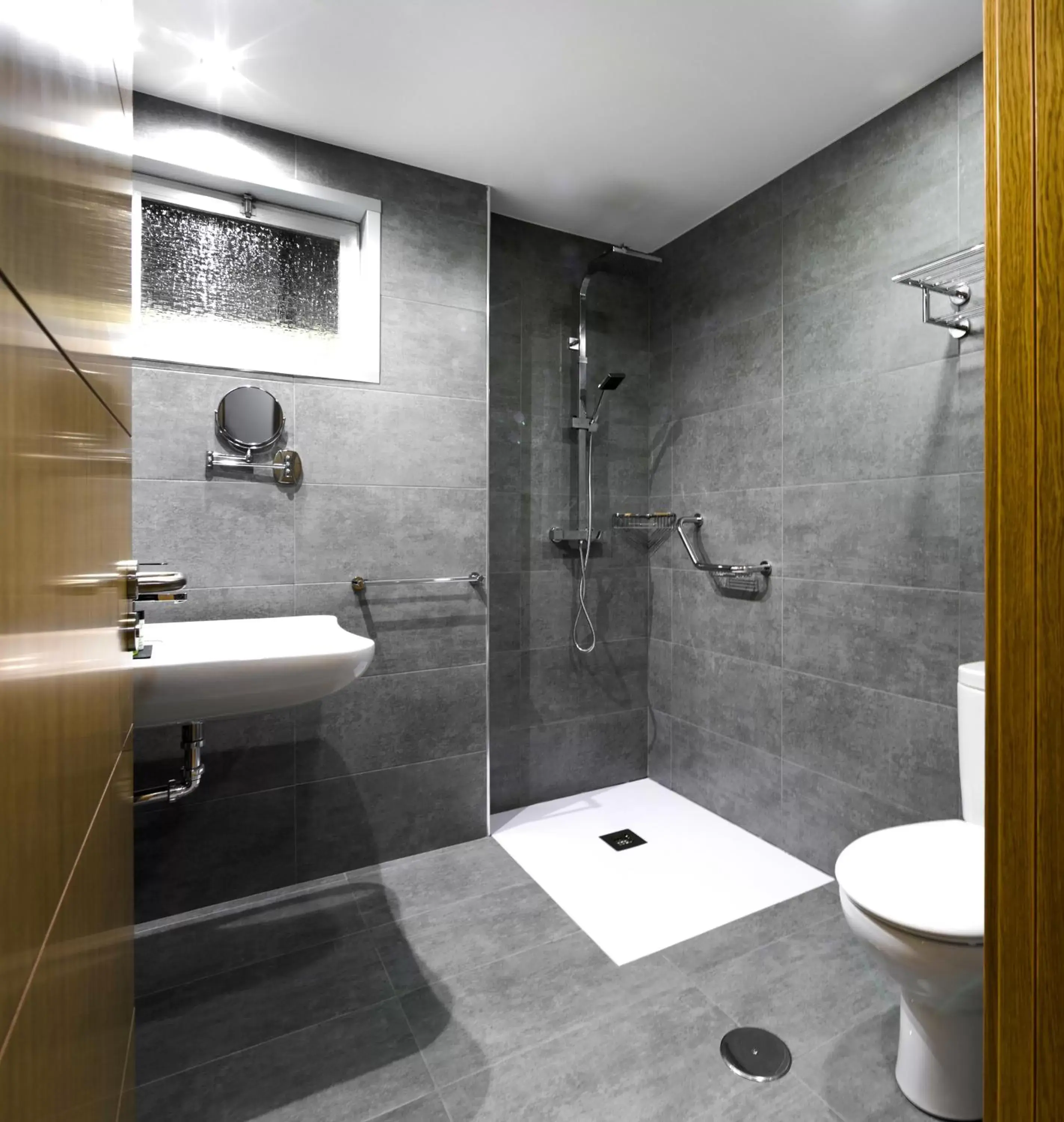 Shower, Bathroom in Hotel Val Convention