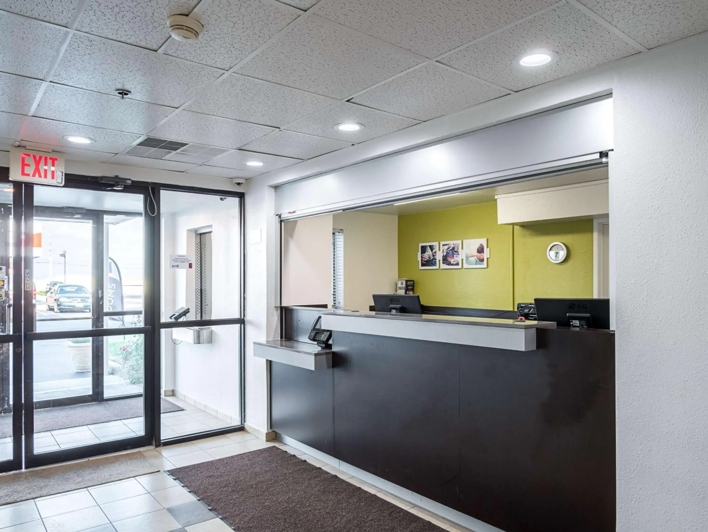 Facade/entrance in Studio 6-Miamisburg, OH - Dayton Facade/entrance in Studio 6-Miamisburg, OH - Dayton