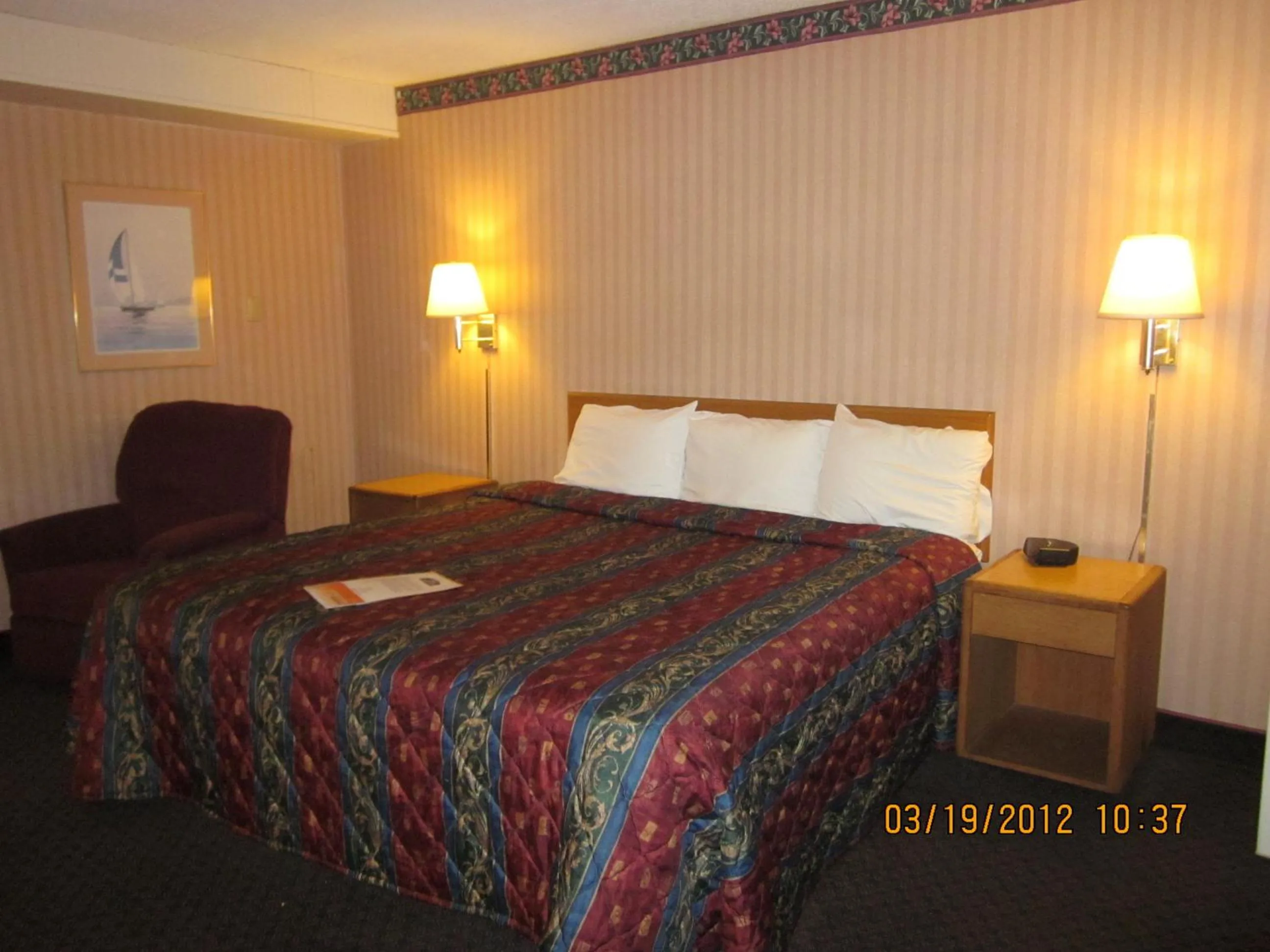 Photo of the whole room, Bed in Howard Johnson by Wyndham Saint Joseph Benton Harbor