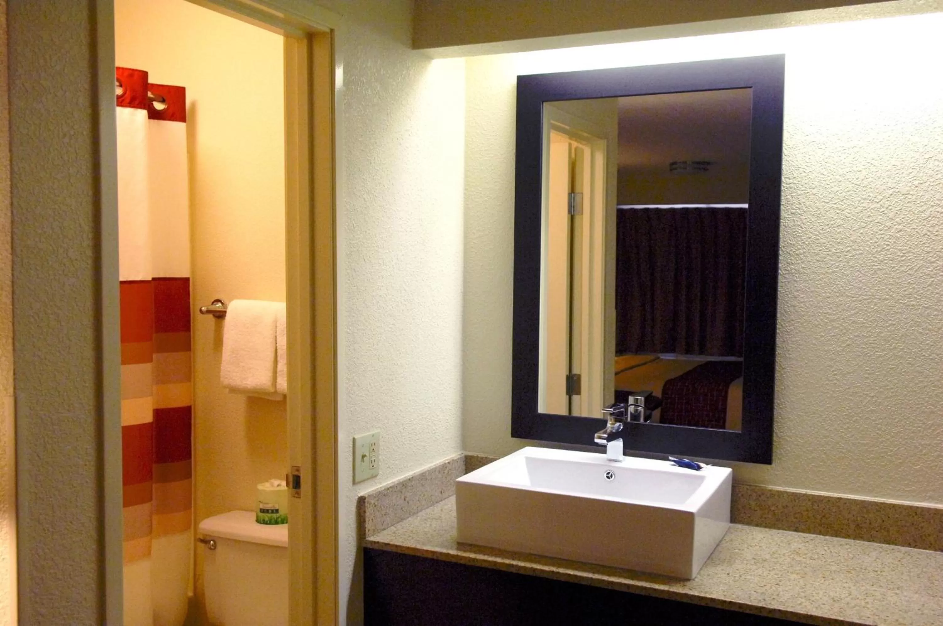 Bathroom in Red Roof Inn PLUS+ Baltimore North - Timonium