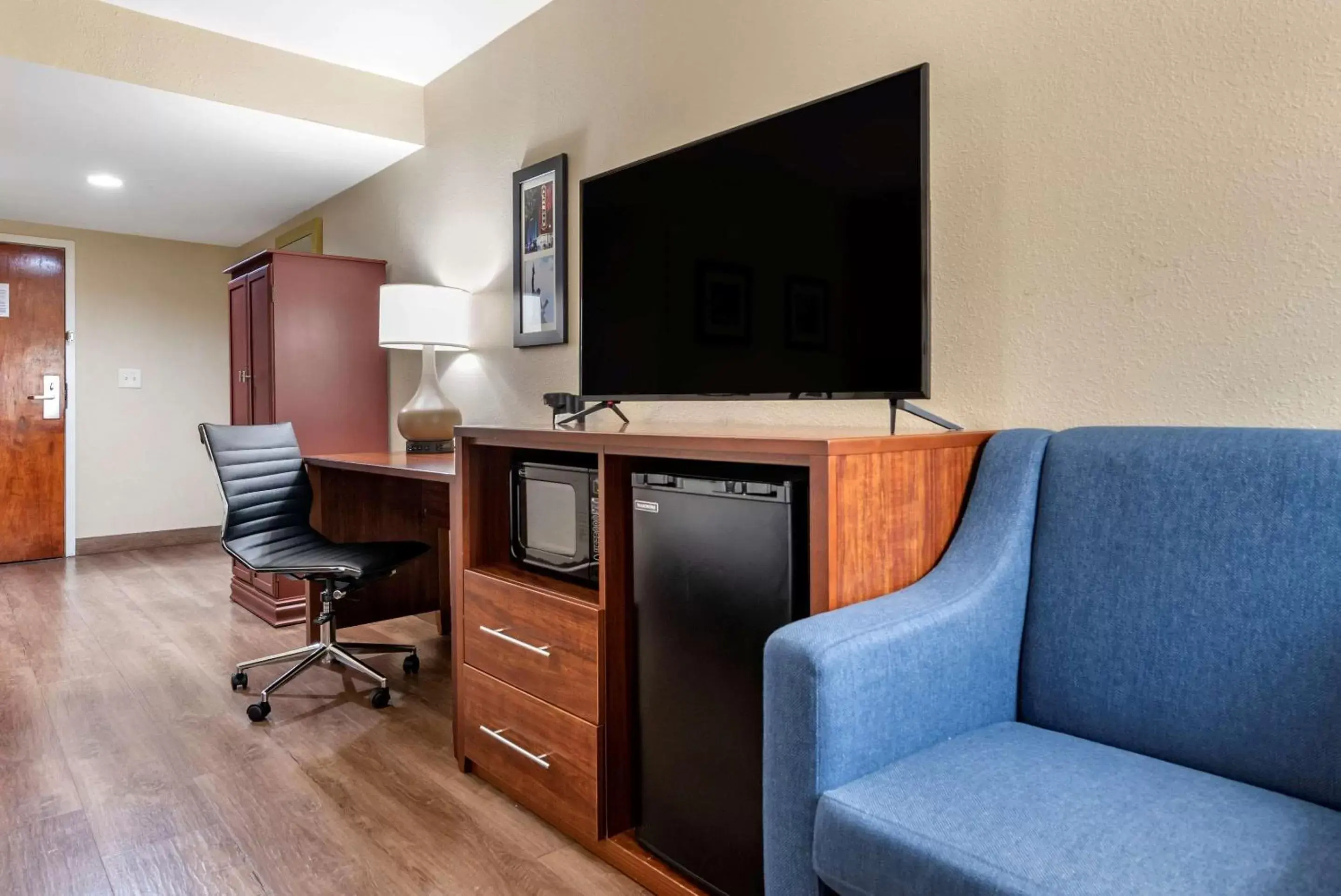 Photo of the whole room, TV/Entertainment Center in Comfort Inn Birmingham Homewood