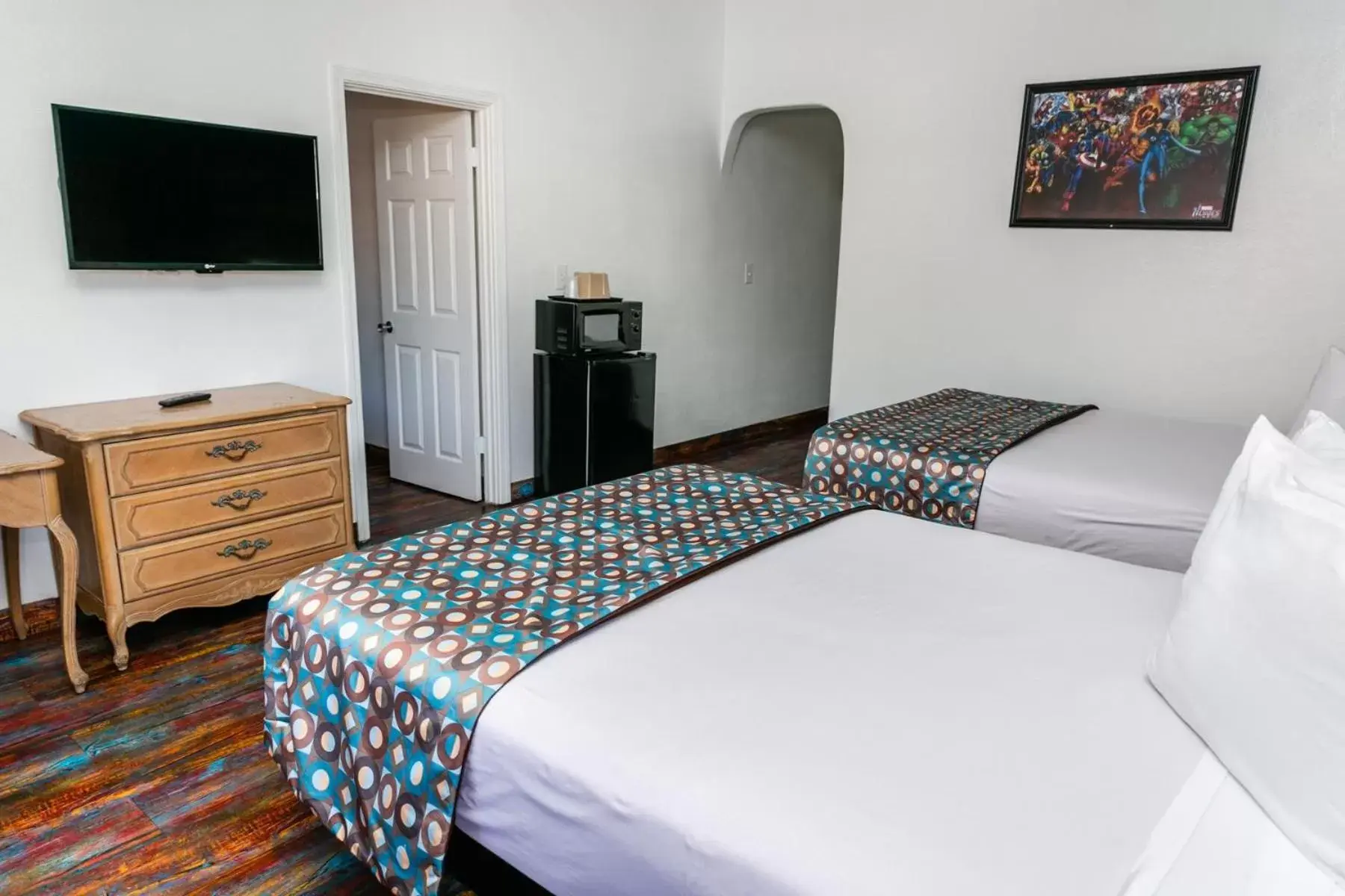 Photo of the whole room, Bed in Anaheim Discovery Inn and Suites