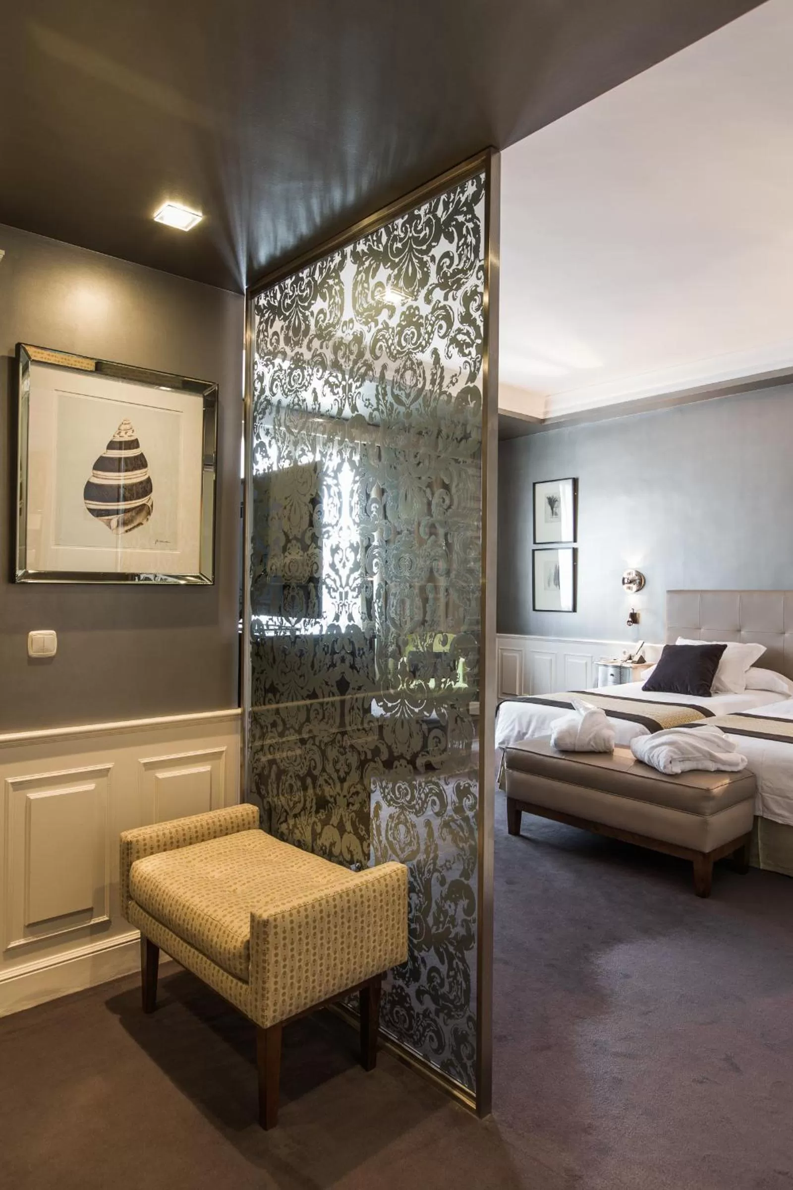 Photo of the whole room, Bed in Hotel Carlton