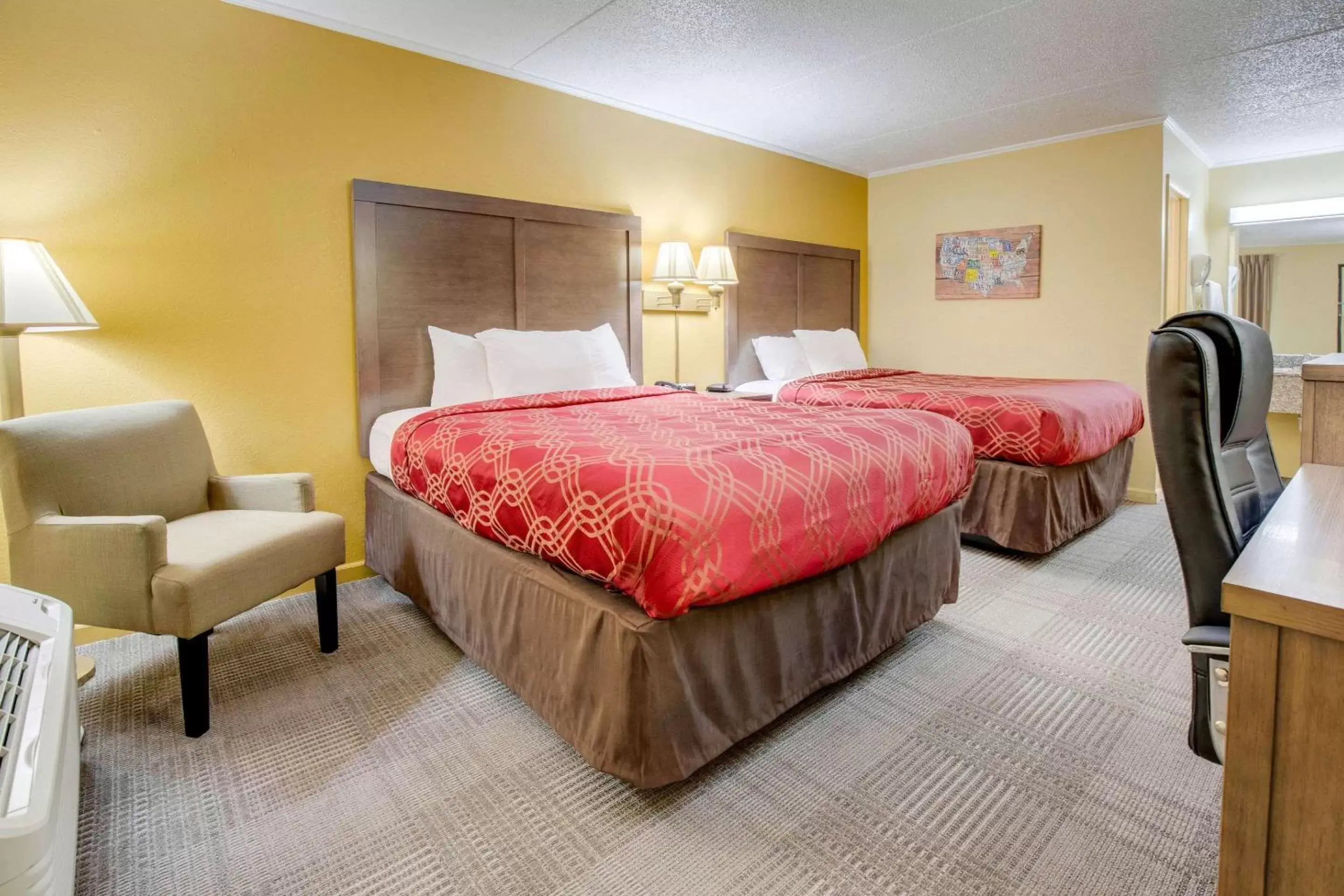 Photo of the whole room, Bed in Econo Lodge Lenoir City