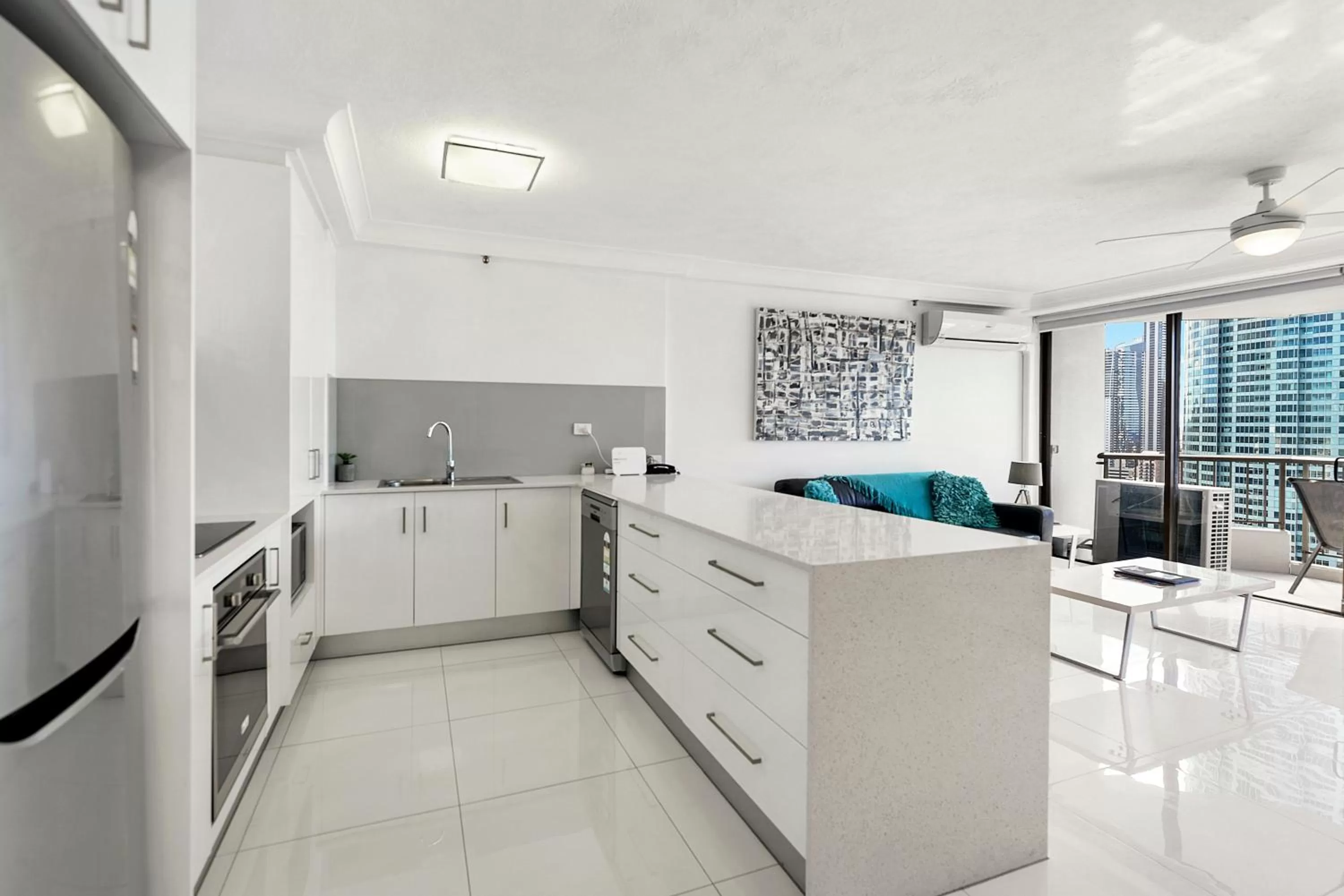 Kitchen or kitchenette in Surfers Century Oceanside Apartments