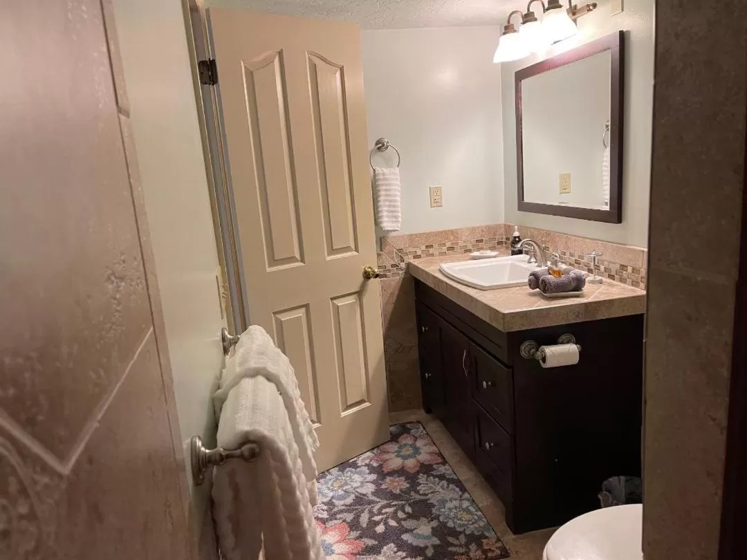 Bathroom in Harvest House Bed and Breakfast