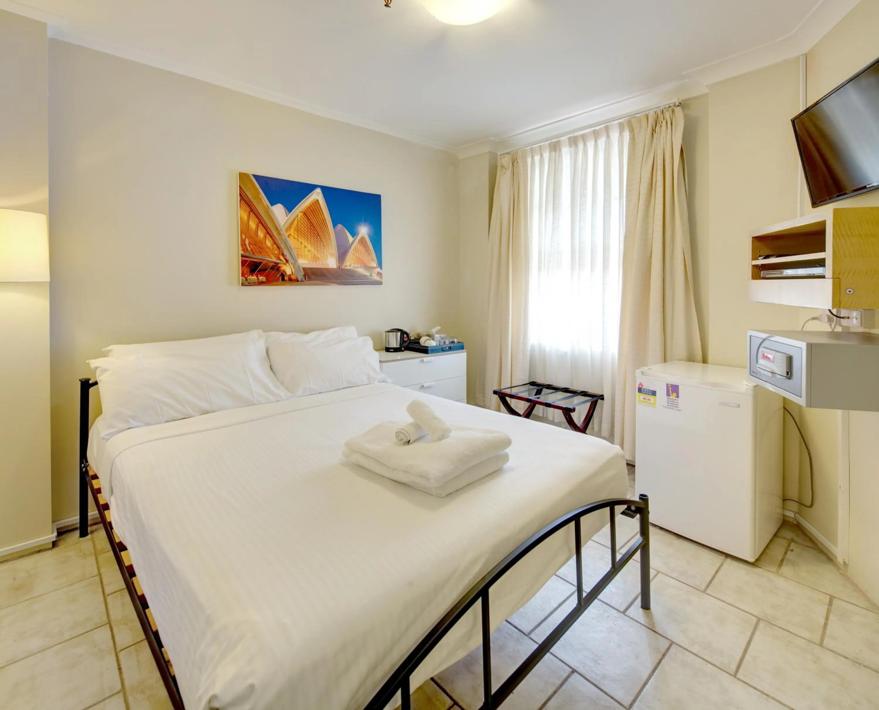 Photo of the whole room, Bed in Neutral Bay Lodge