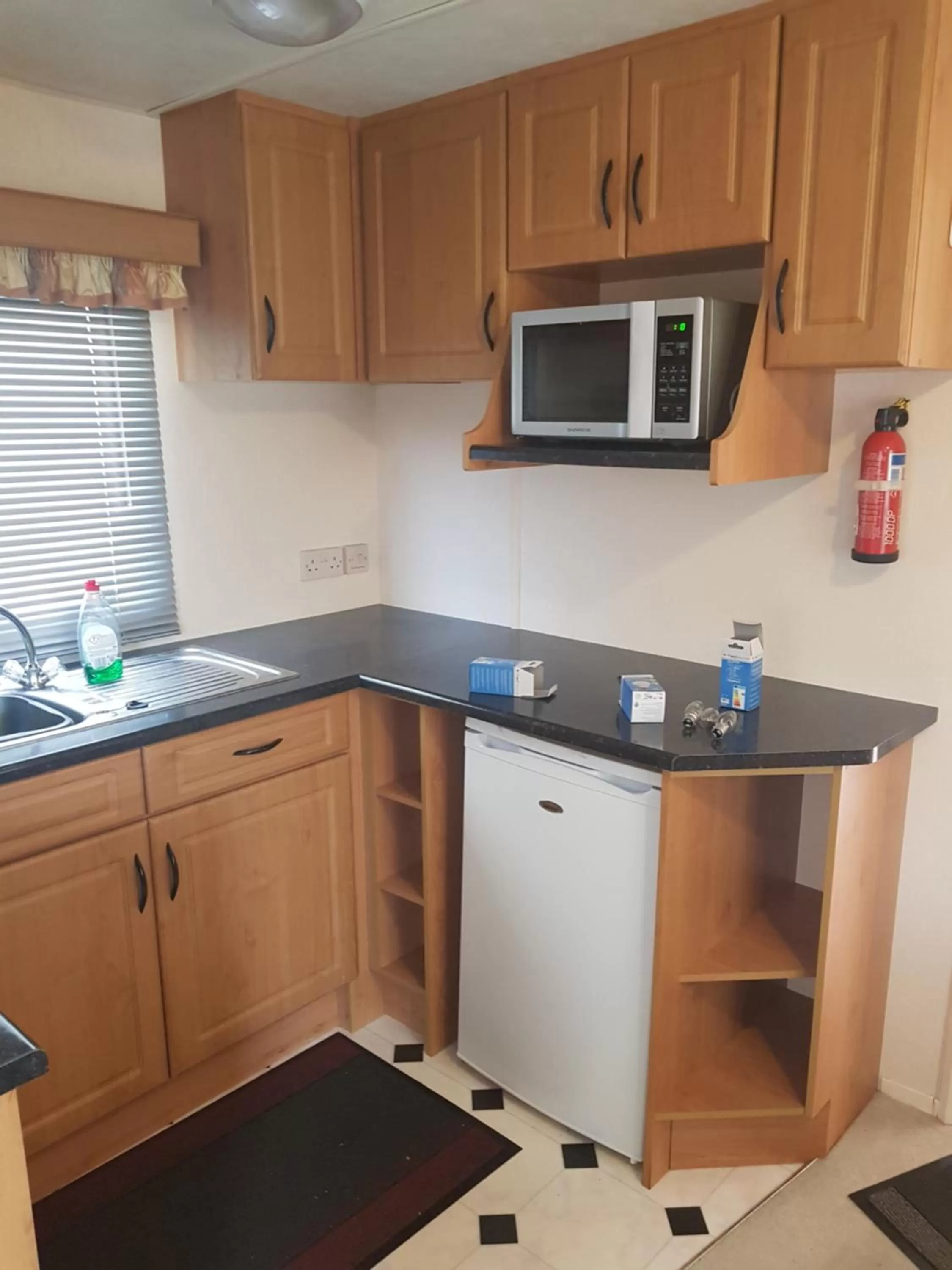the jackdaw pub SELF CATERING STATIC CARAVAN free breakfast supplied