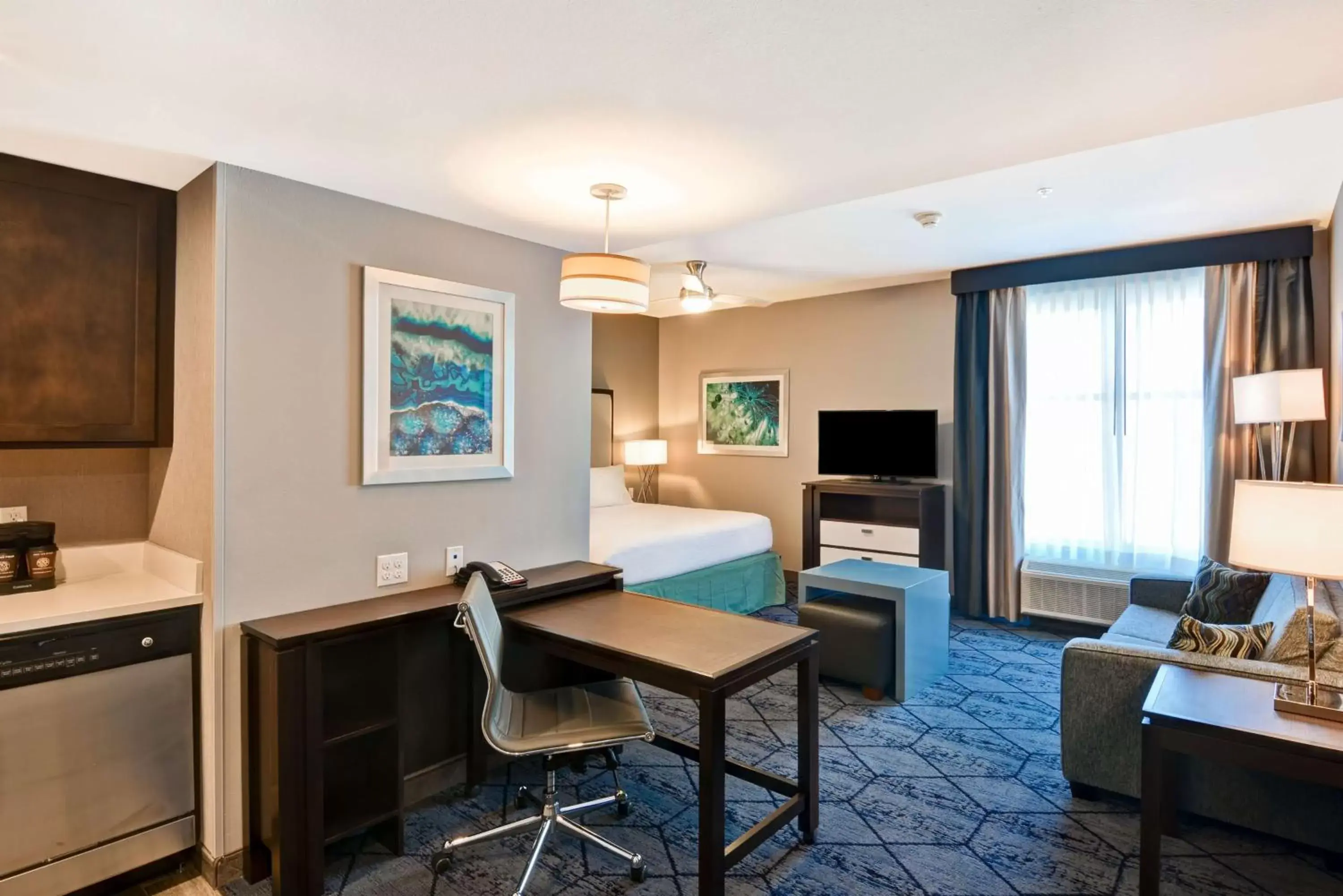 Bedroom, TV/Entertainment Center in Homewood Suites By Hilton New Orleans West Bank Gretna