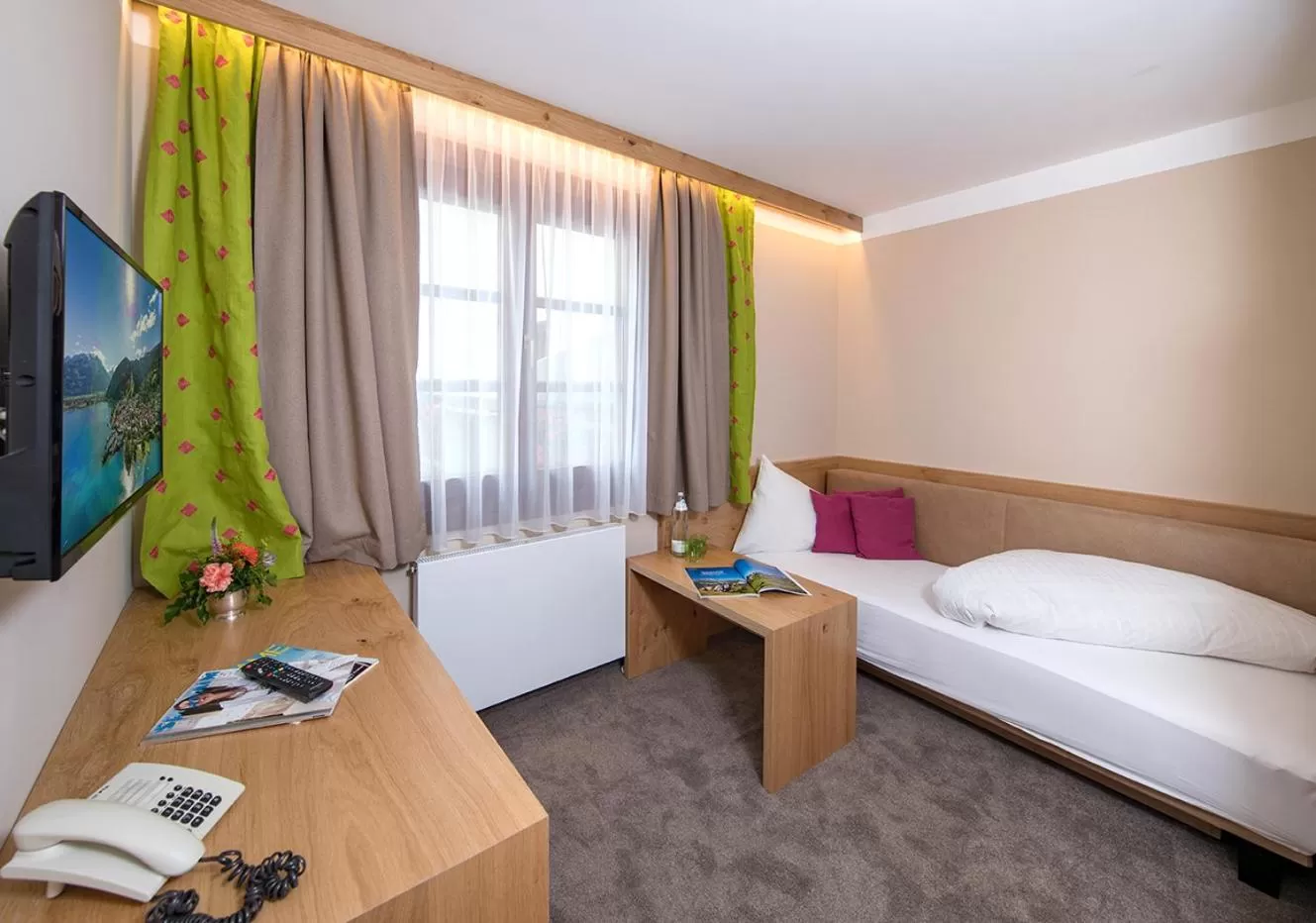 Living room, Bed in Hotel zum Hirschen Zell am See