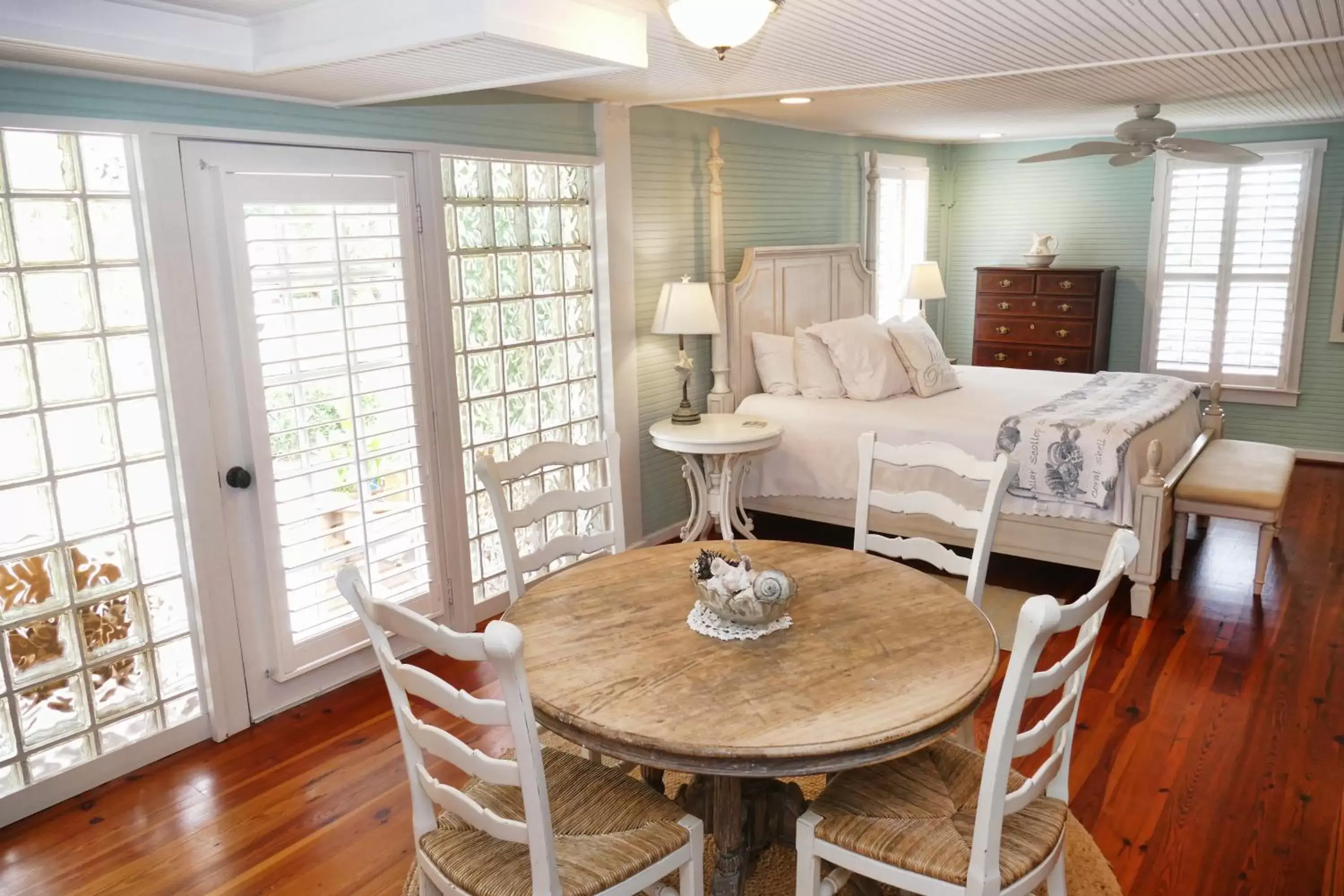 Photo of the whole room, Dining Area in Beachview Inn and Spa