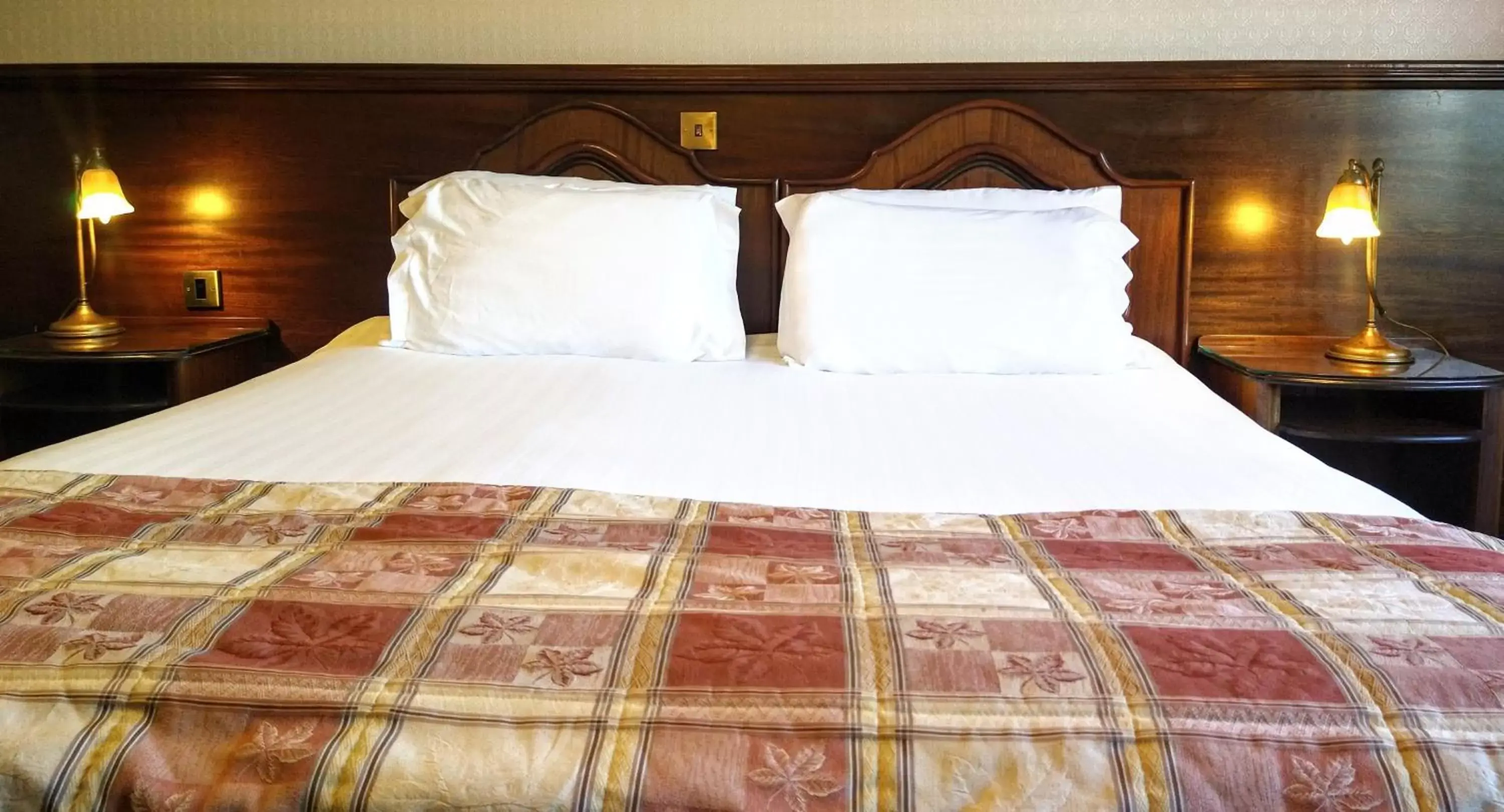 Bed in Lakeside Manor Hotel