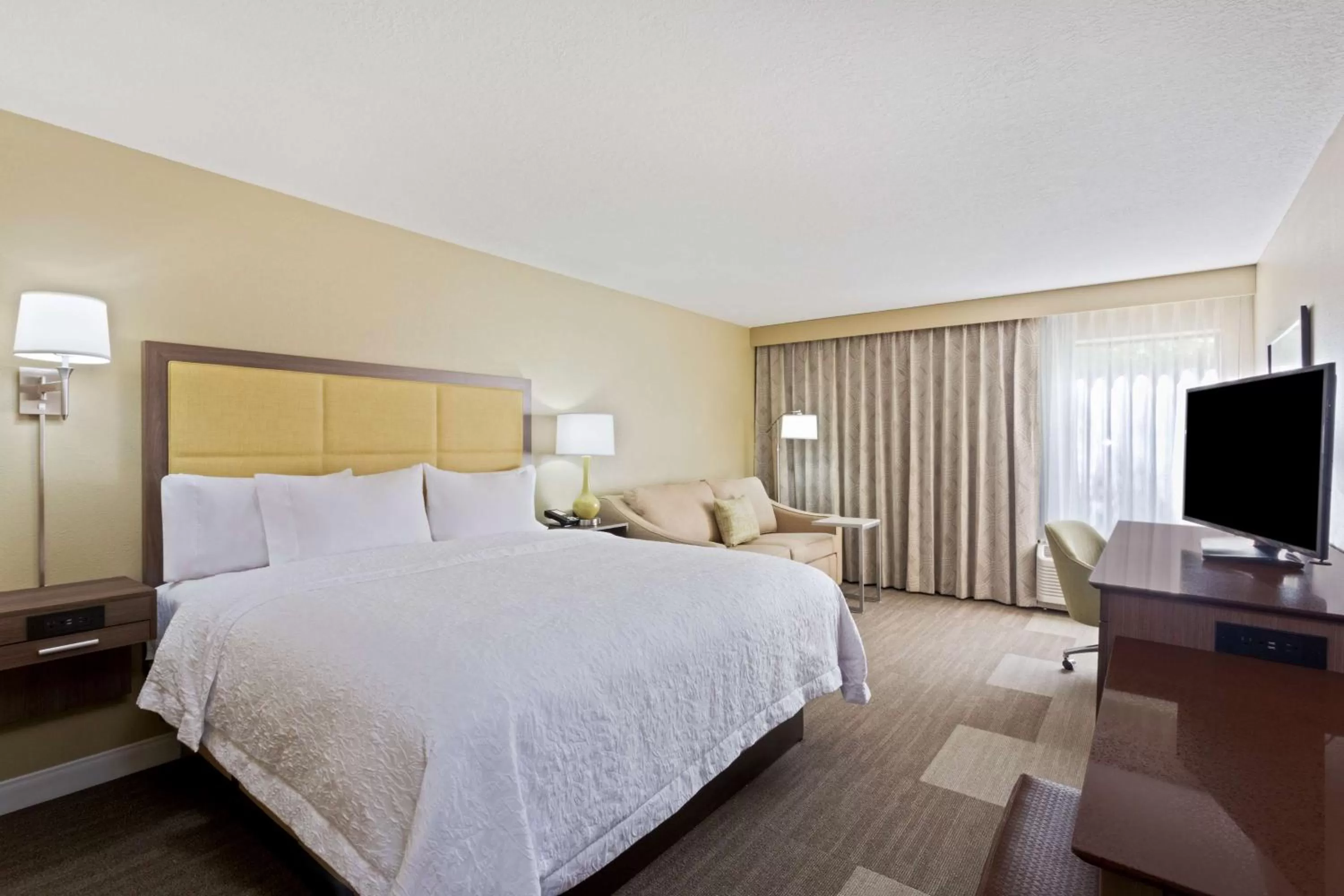 Bed in Hampton Inn Sault Ste Marie, MI