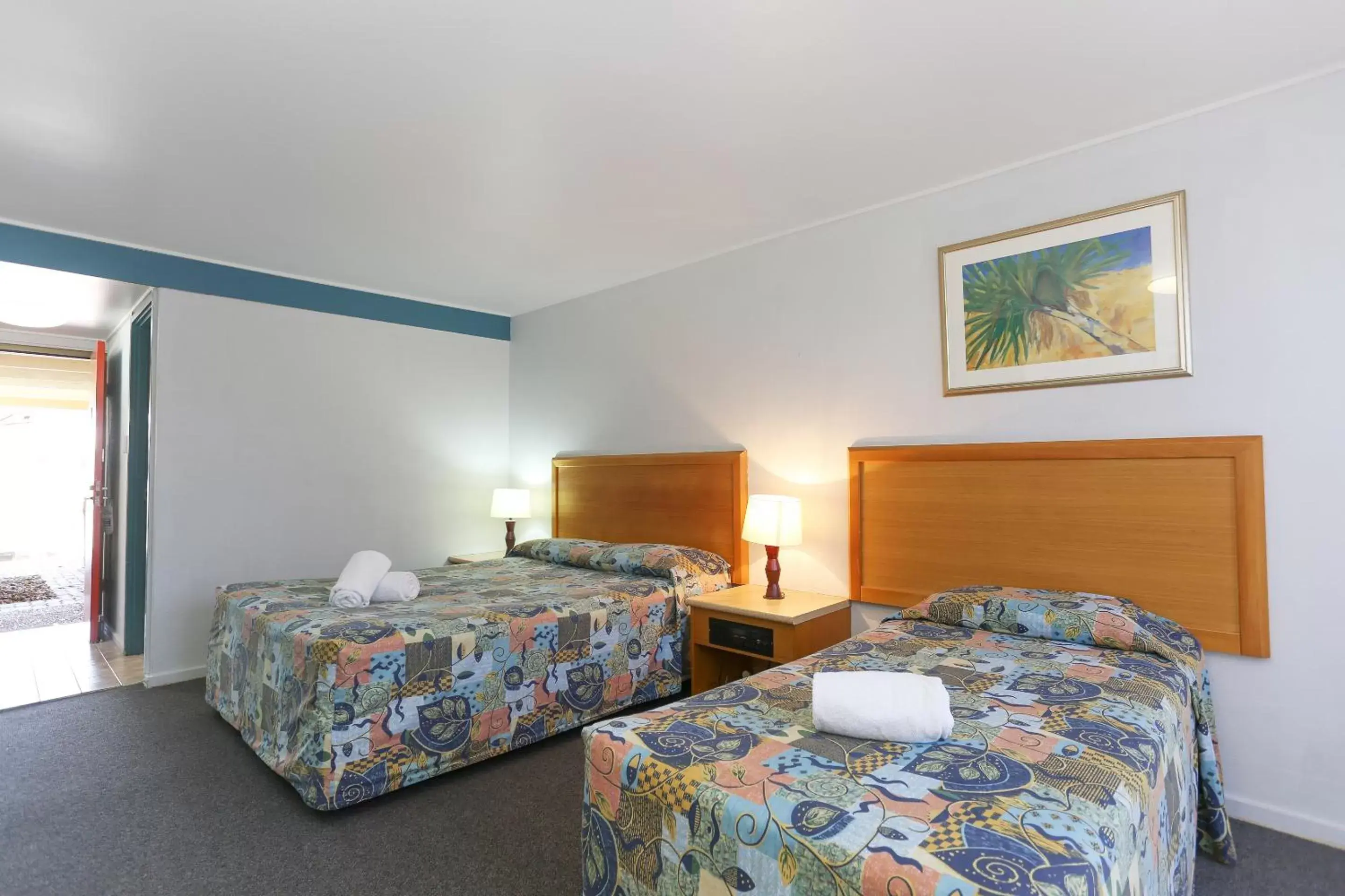 Bed in Reef Resort Motel