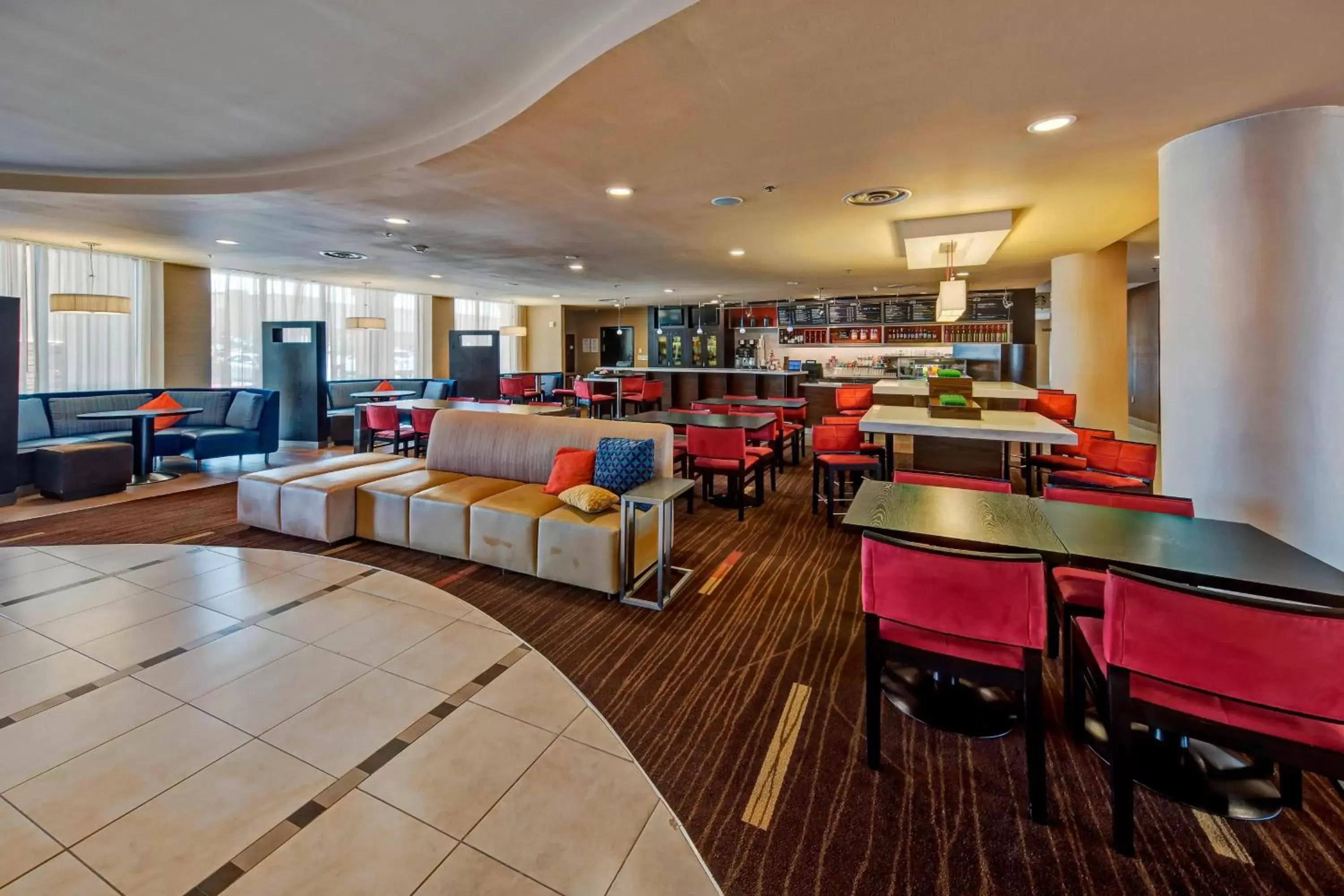Lounge or bar, Restaurant/Places to Eat in Courtyard by Marriott Midland
