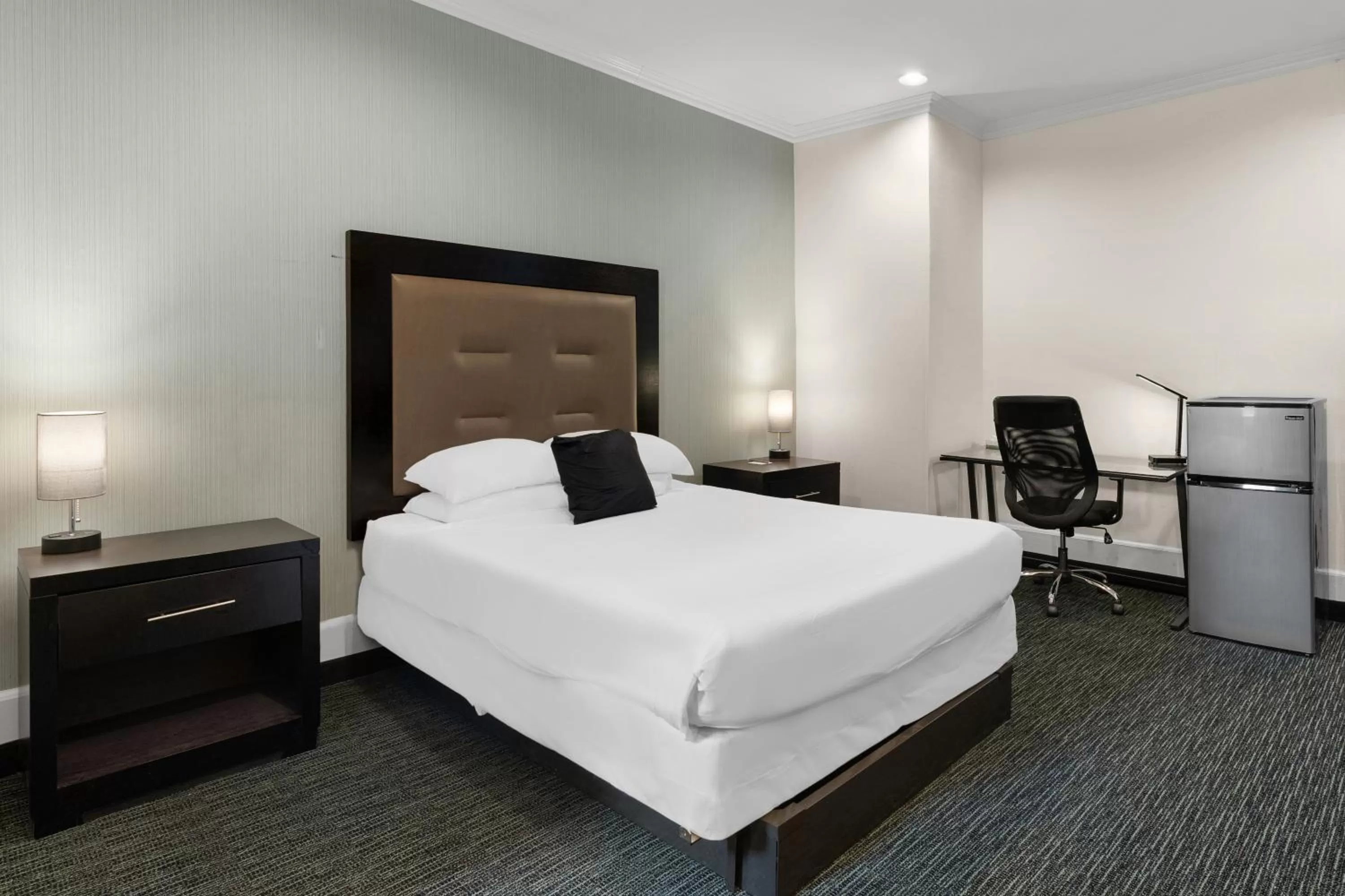 Bed in Red Lion Inn & Suites Philadelphia