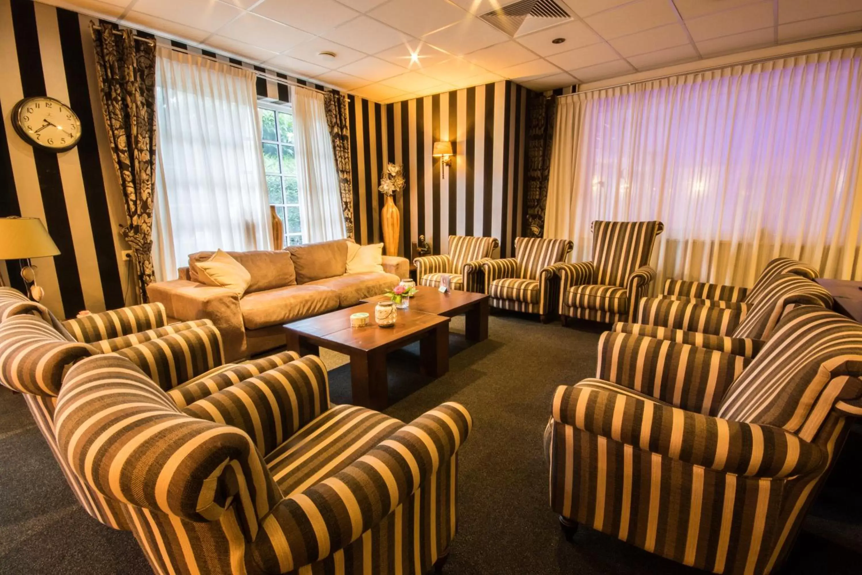 Communal lounge/ TV room, Lounge/Bar in De Stobbe hotel & suites