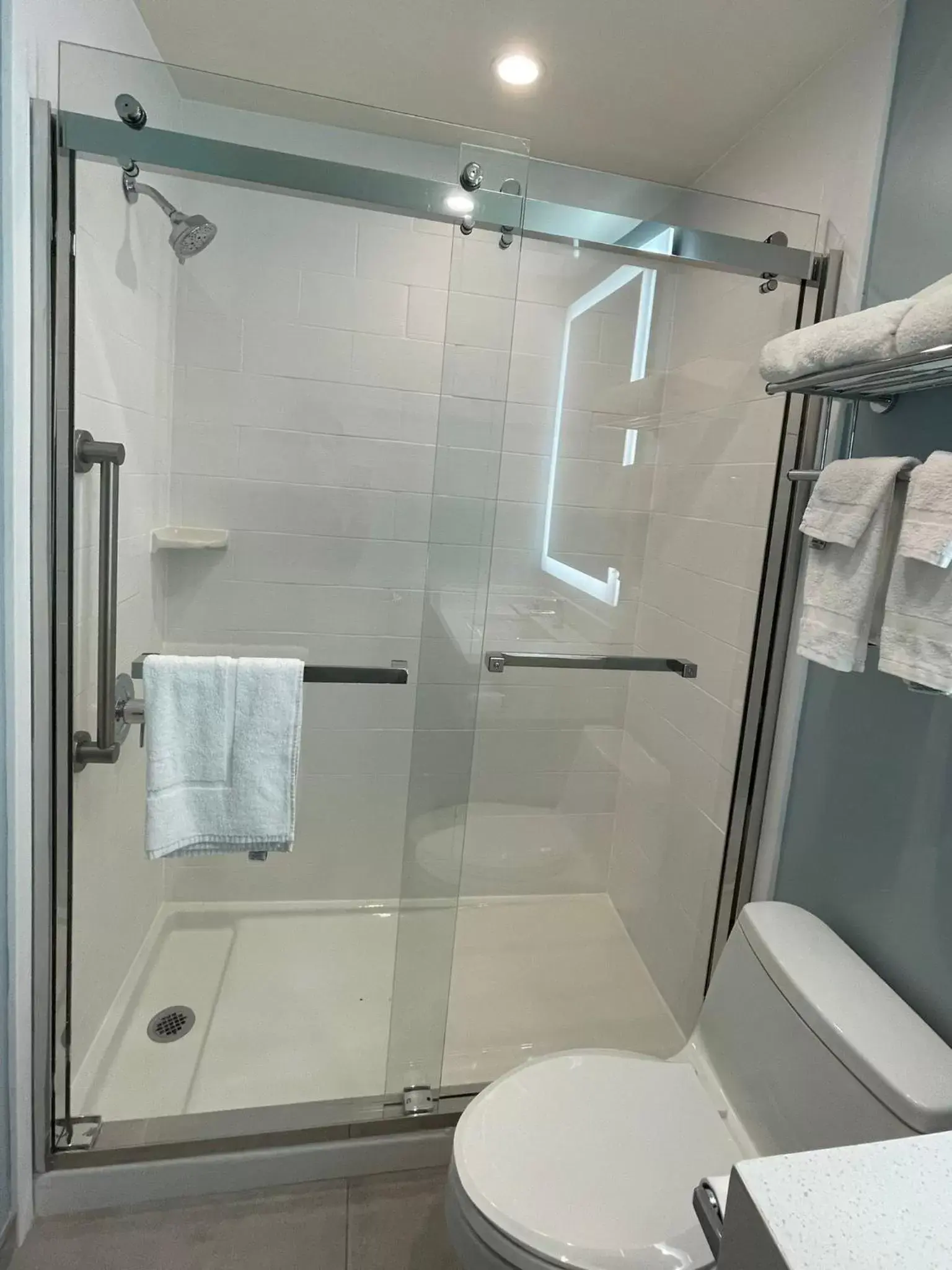 Shower, Bathroom in 112 Motel