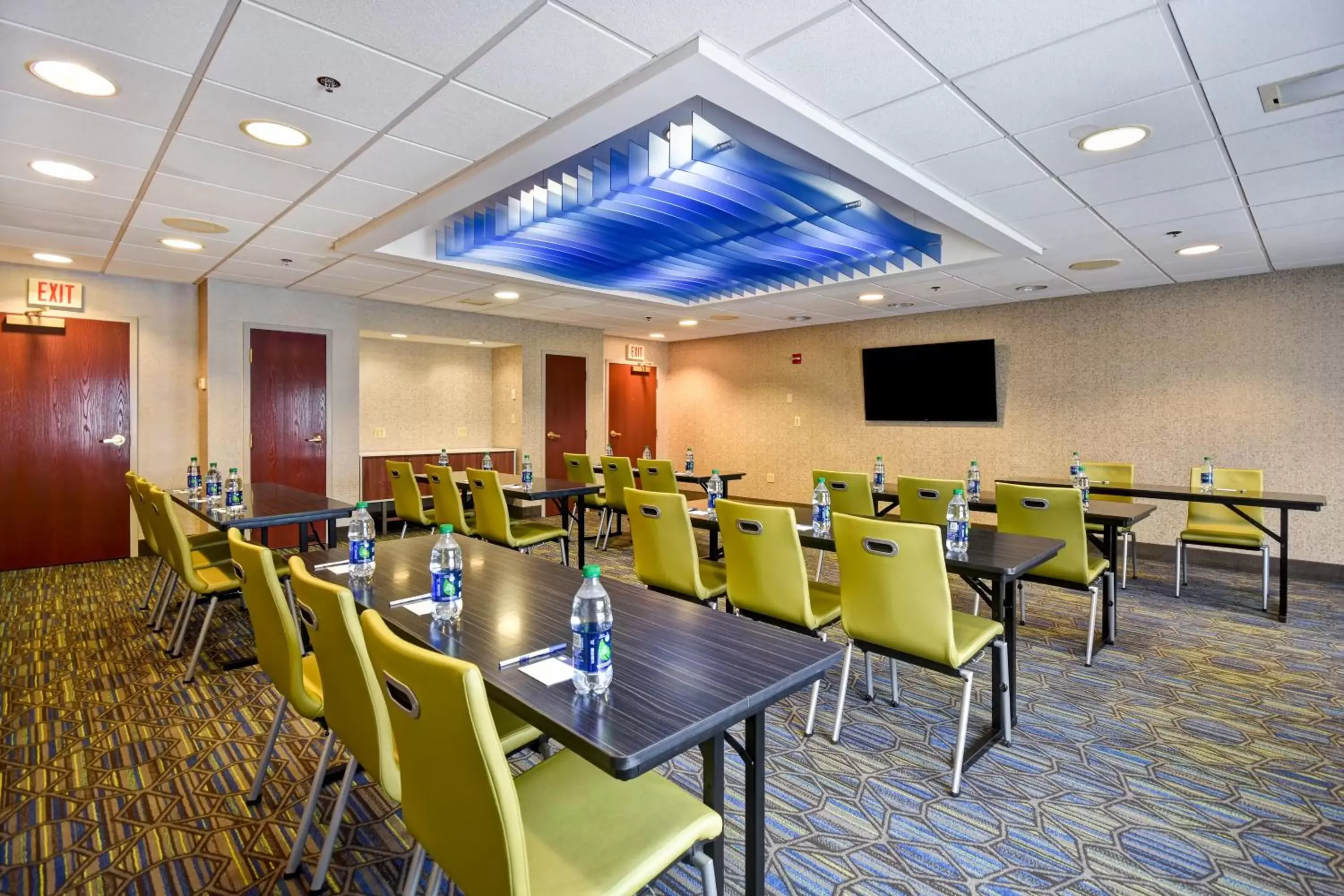 Meeting/conference room in Holiday Inn Express Newport North - Middletown, an IHG Hotel