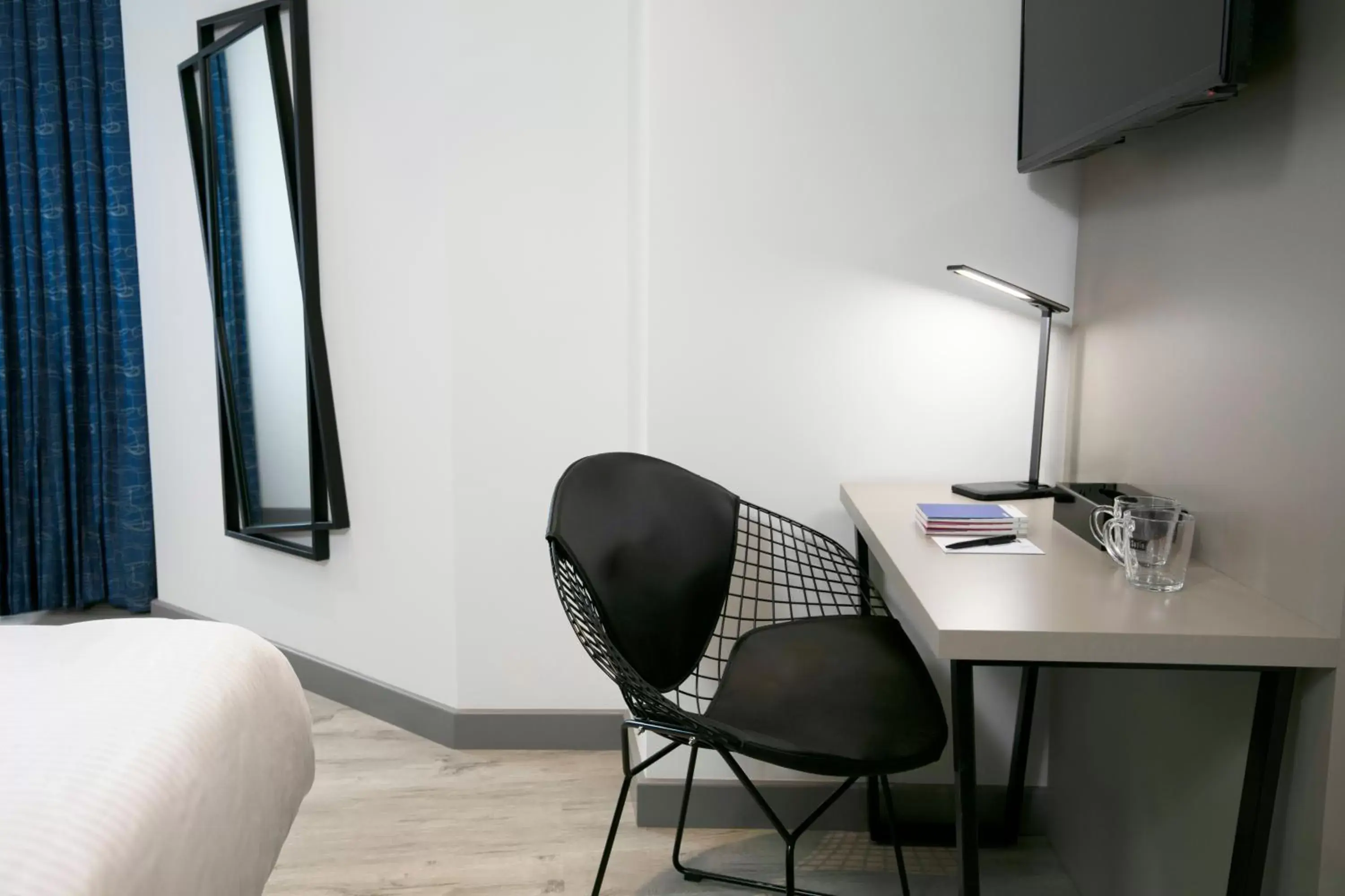 Seating area, TV/Entertainment Center in Sadie Best Western Hotel at Luton