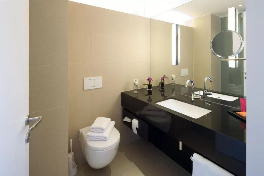 Toilet, Bathroom in Hotel Penz West