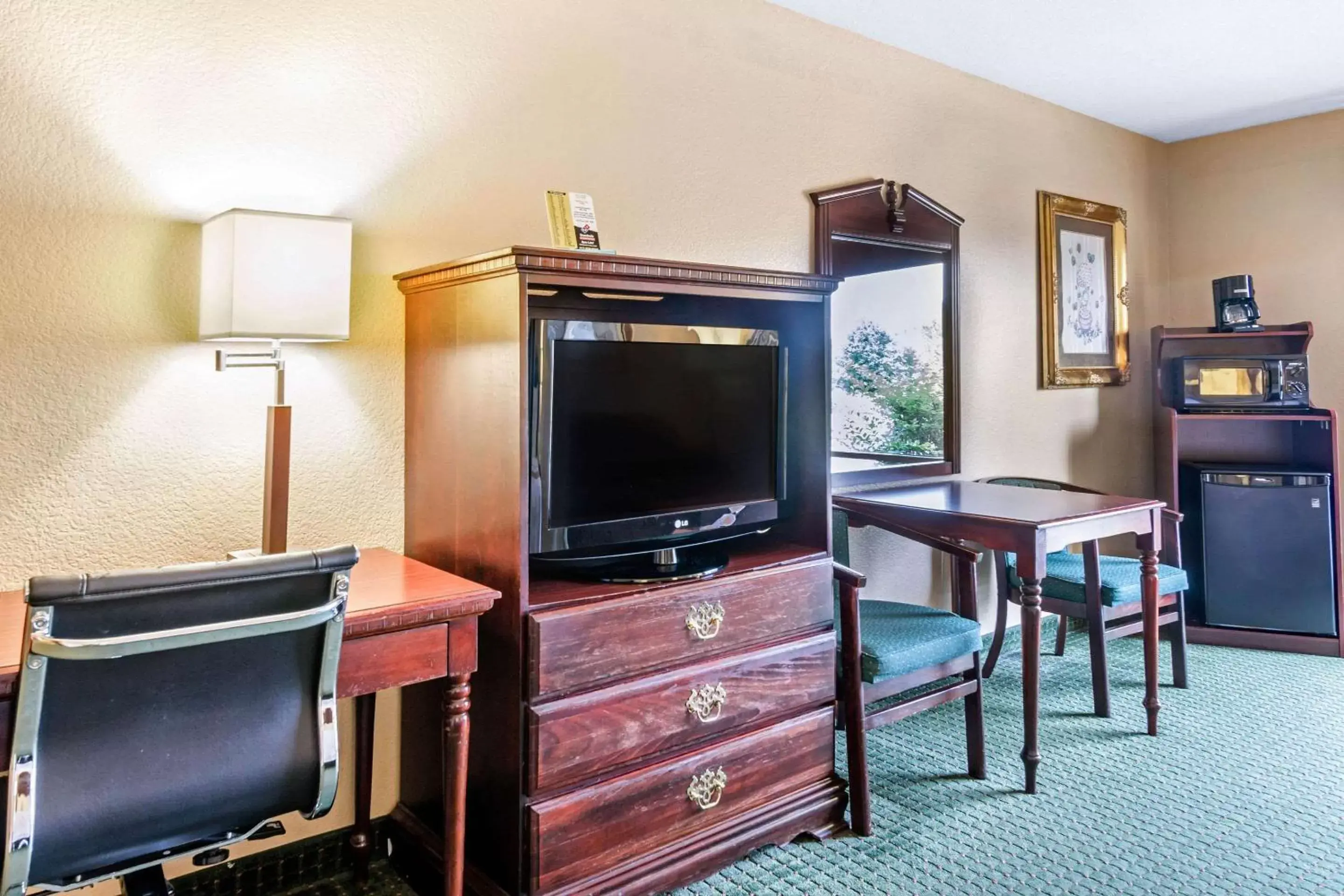 Photo of the whole room, TV/Entertainment Center in Quality Inn & Suites Carthage