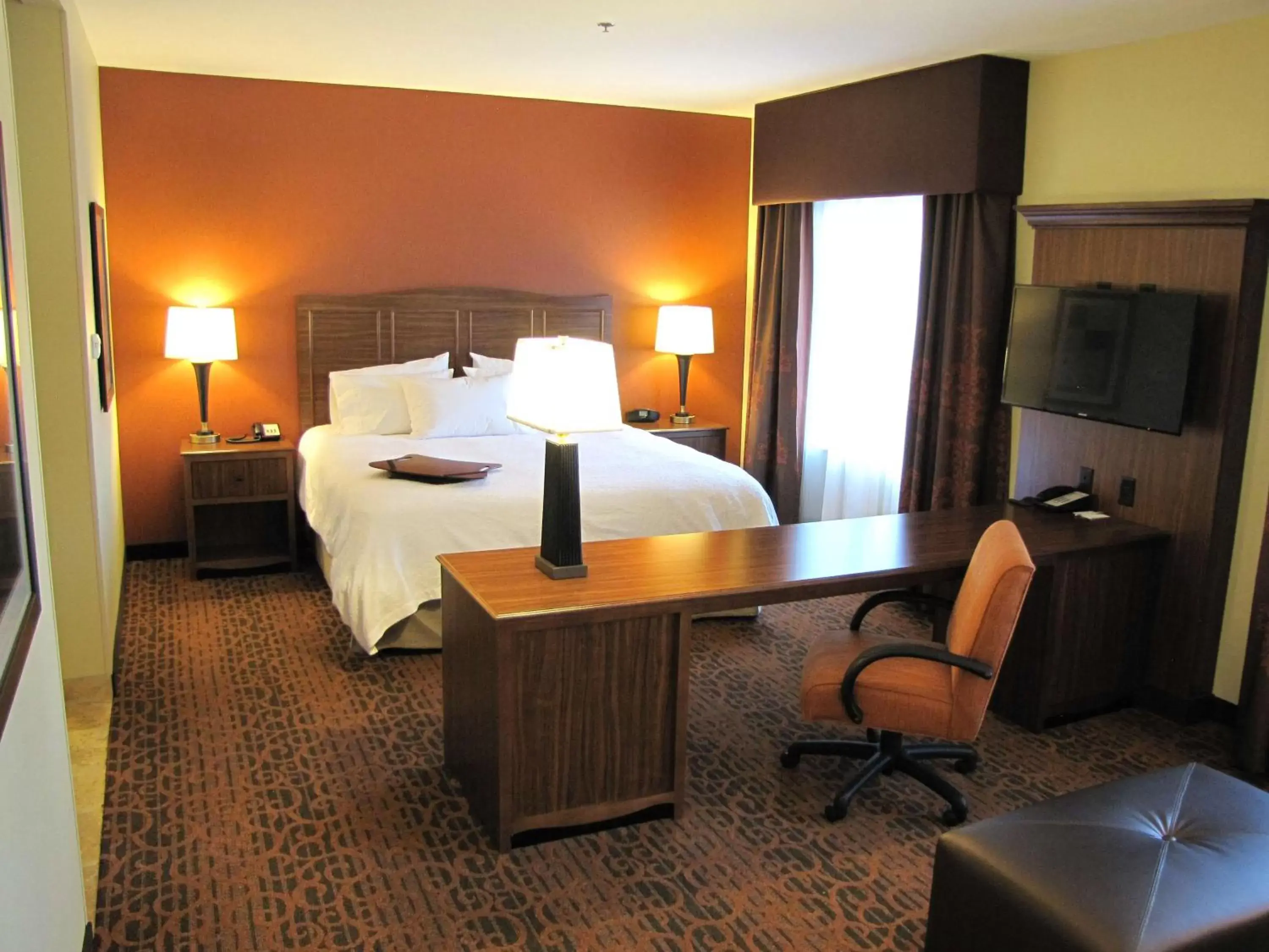 Bedroom, Bed in Hampton Inn & Suites Jamestown