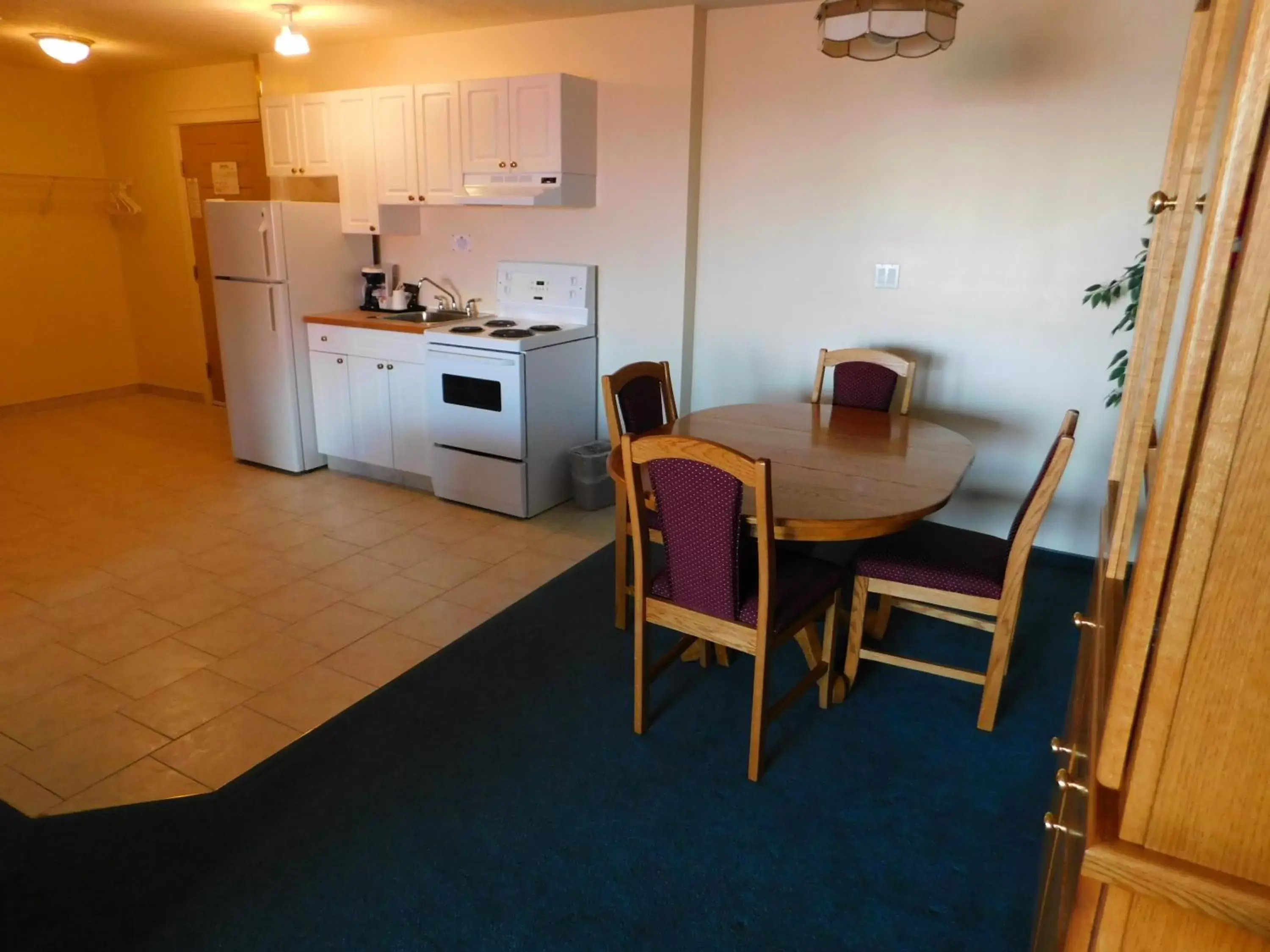 Kitchen or kitchenette, Kitchen/Kitchenette in Western Budget Motel Leduc #3