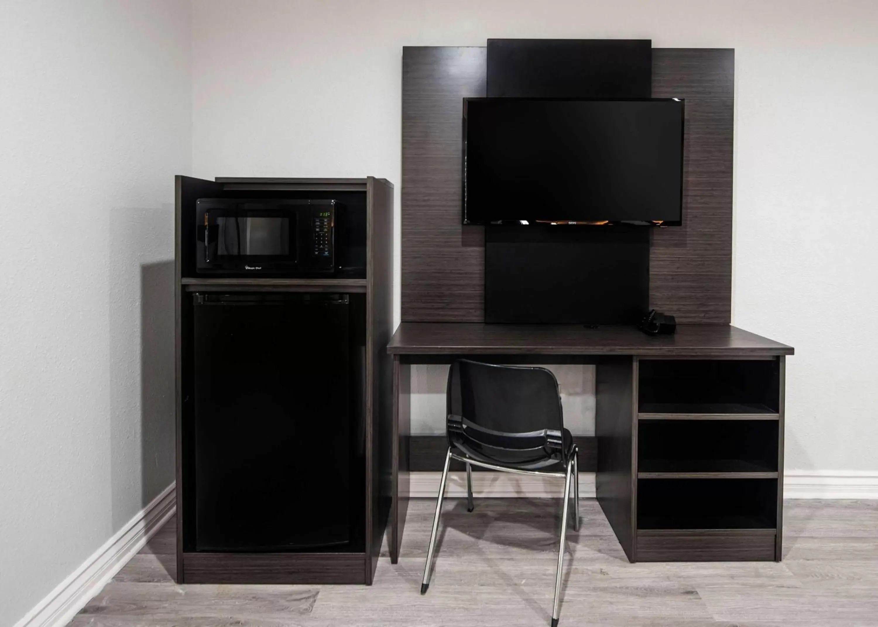 Photo of the whole room, TV/Entertainment Center in Motel 6-Anaheim, CA - Convention Center