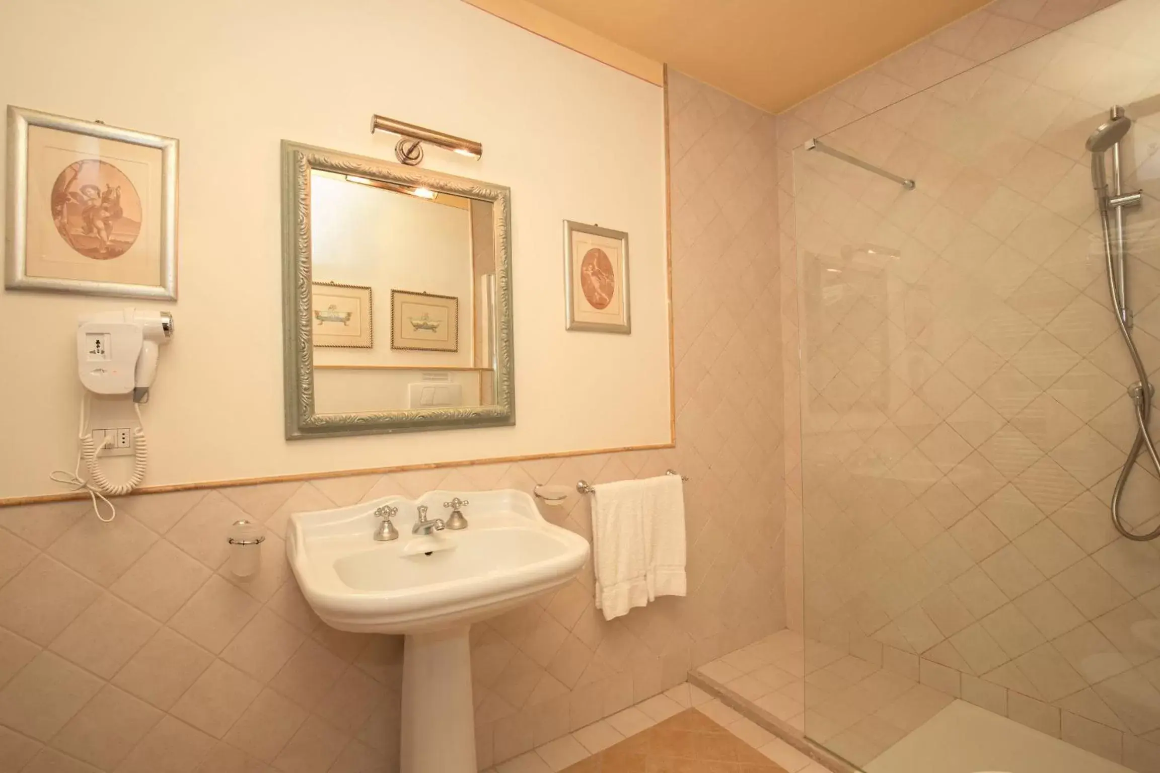Shower, Bathroom in La Casa Del Garbo - Luxury Rooms & Suite