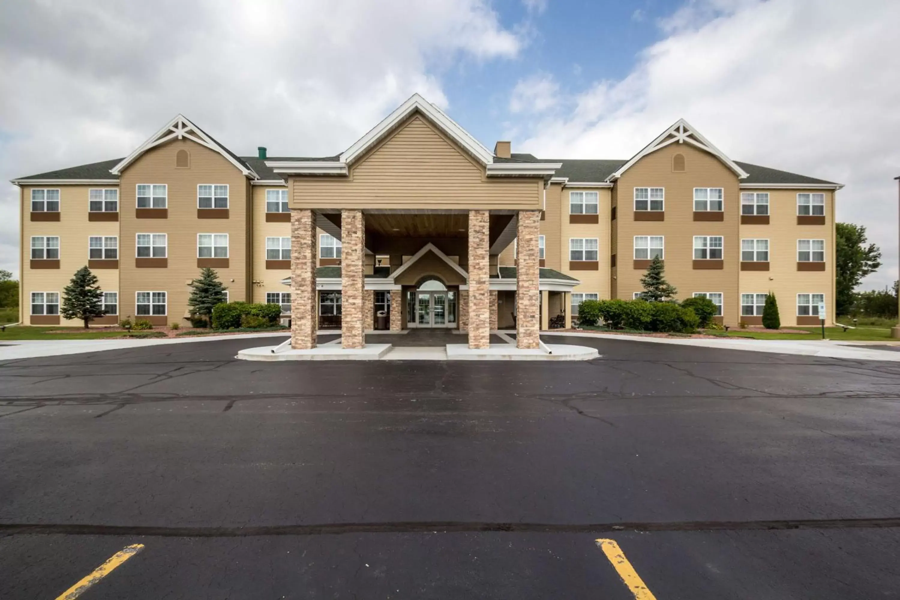 Property Building in Country Inn & Suites by Radisson, Fond du Lac, WI
