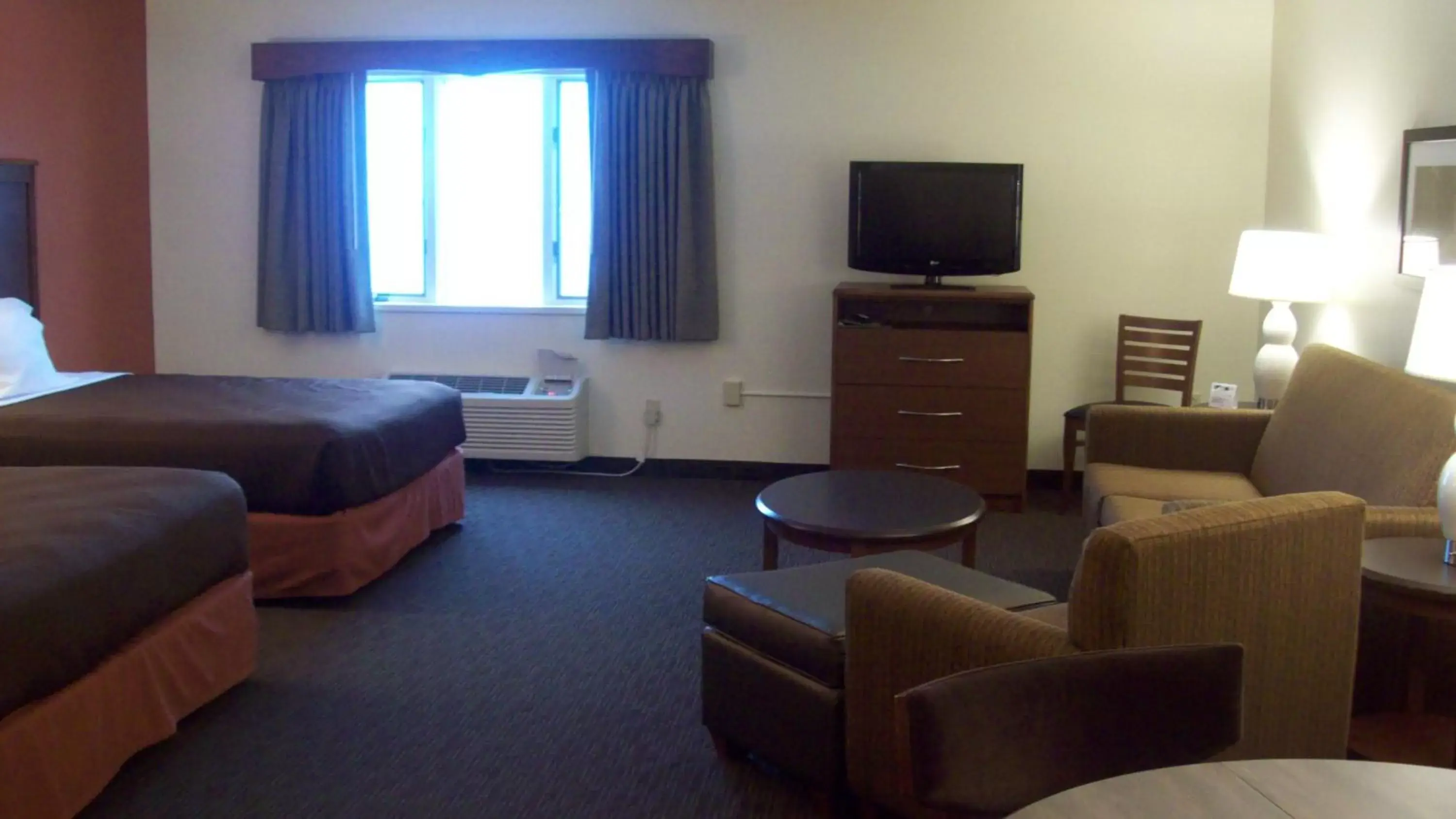 Photo of the whole room, Seating Area in AmericInn by Wyndham Silver City