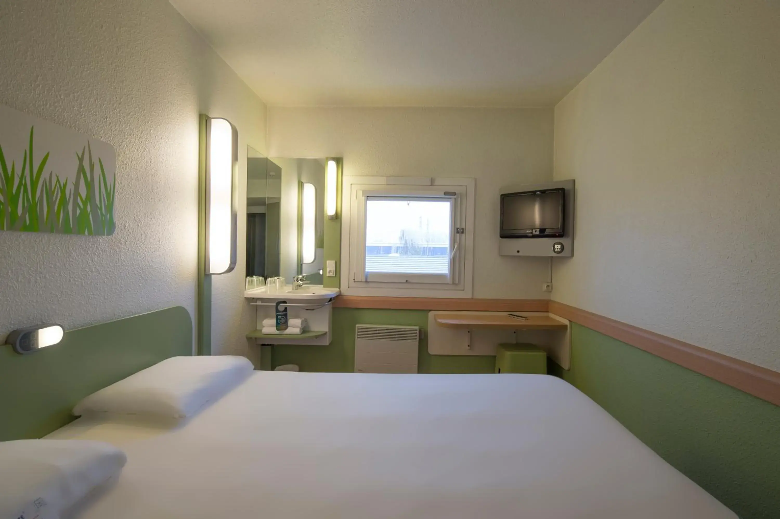 Photo of the whole room, Bed in ibis budget Cergy Pierrelaye