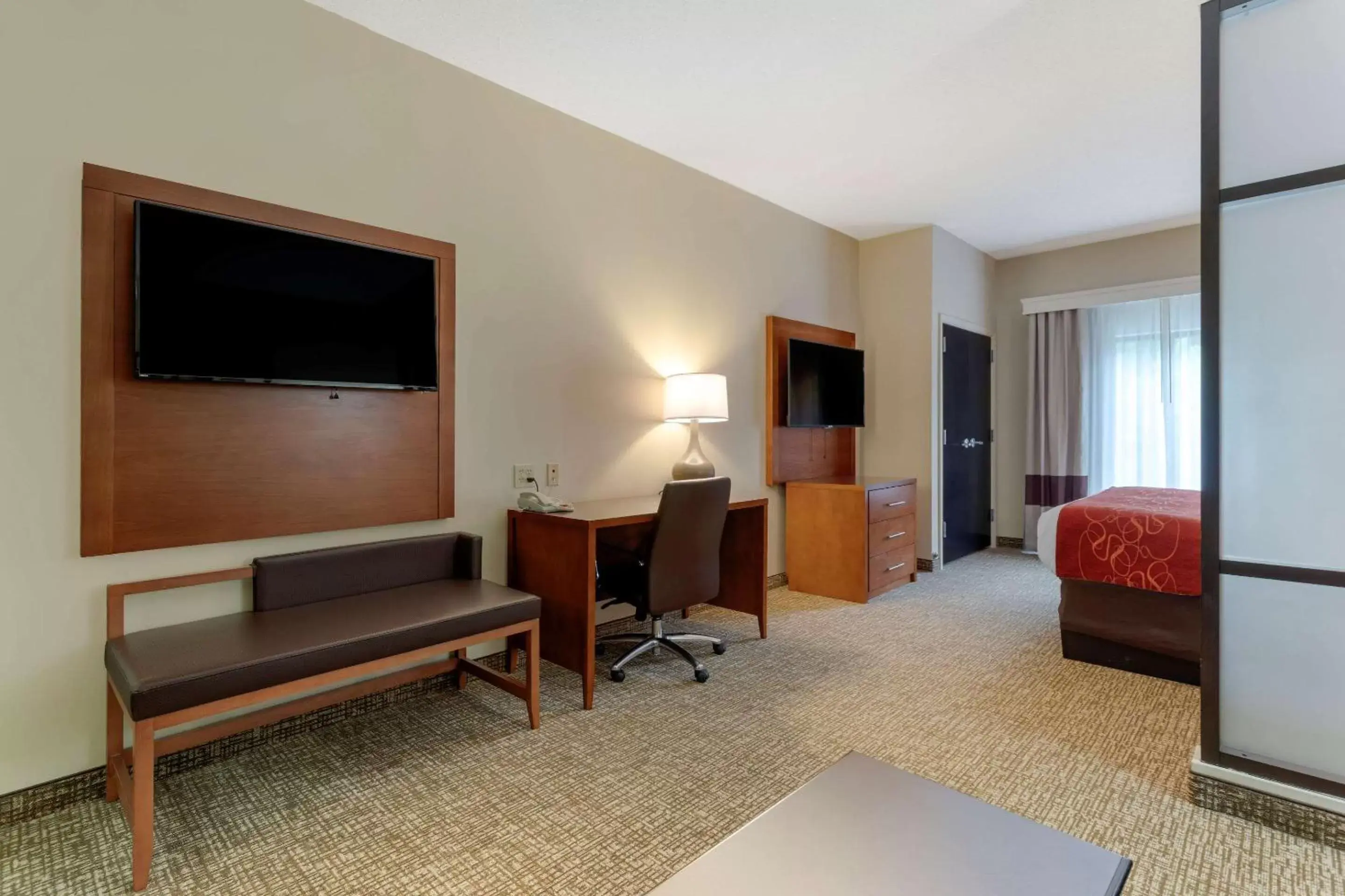 Photo of the whole room, TV/Entertainment Center in Comfort Suites Kingsport