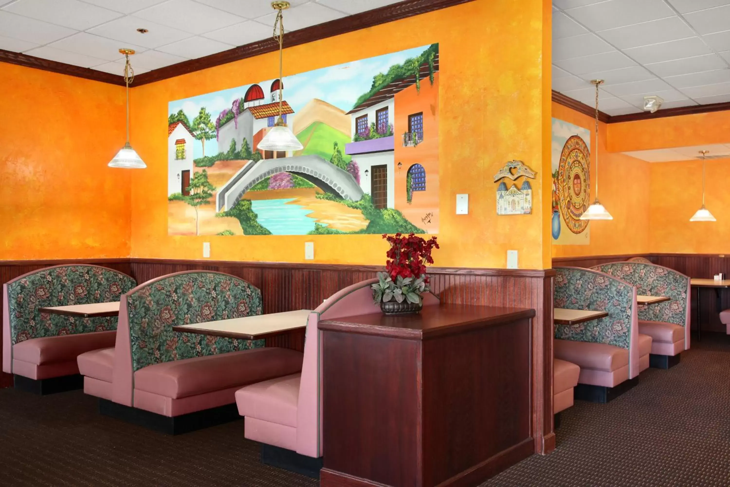 Lounge or bar in Ramada by Wyndham Wytheville Lounge or bar in Ramada by Wyndham Wytheville