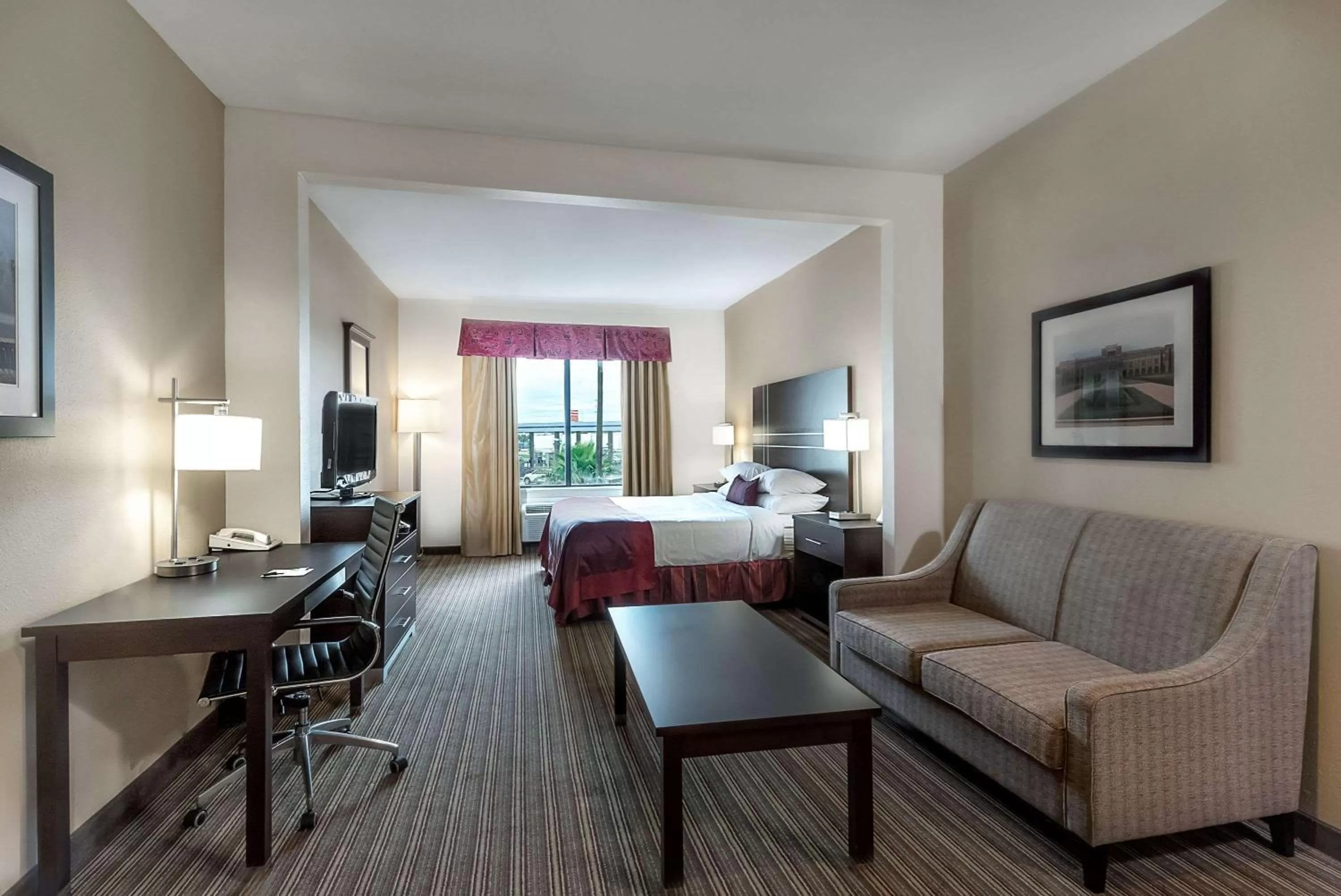 King Room with Bath Tub - Mobility/Hearing Accessible - Non-Smoking in Wingate By Wyndham Houston / Willowbrook