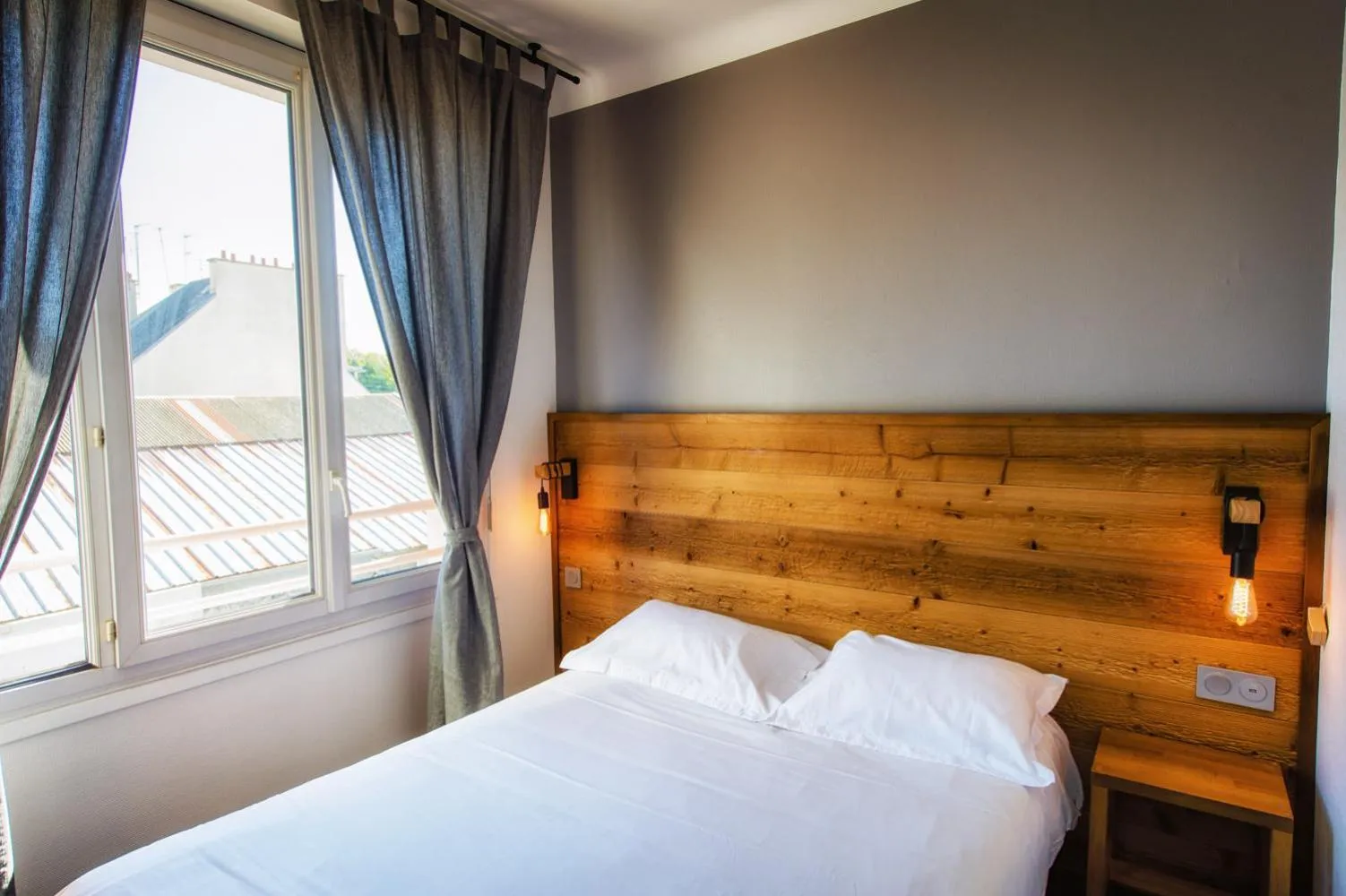 Bed in Hôtel Victor Hugo Lorient