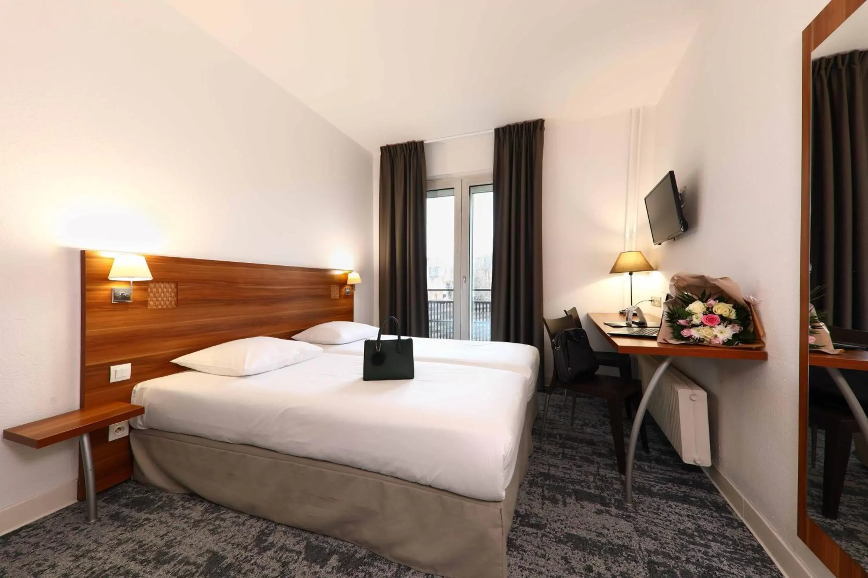 Property building, Bed in The Originals Access, Hôtel Colmar Gare (P'tit Dej-Hotel)